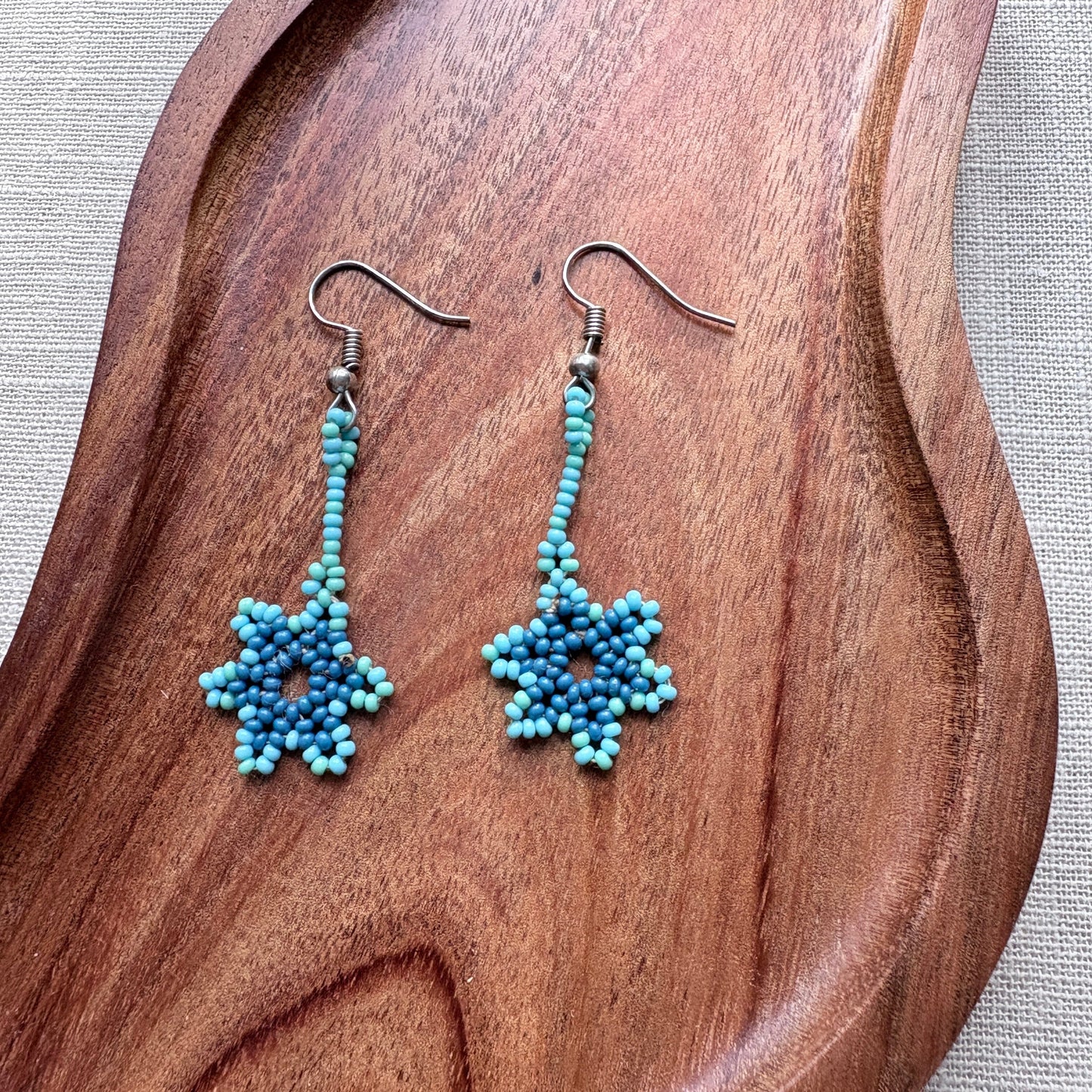 Boucles d'oreilles en perles de verre - Etoile bleue - Ethnie Marubo Boucles d'oreilles Ethnie Marubo, localisée dans l'état d'Amazonas au nord du Brésil.