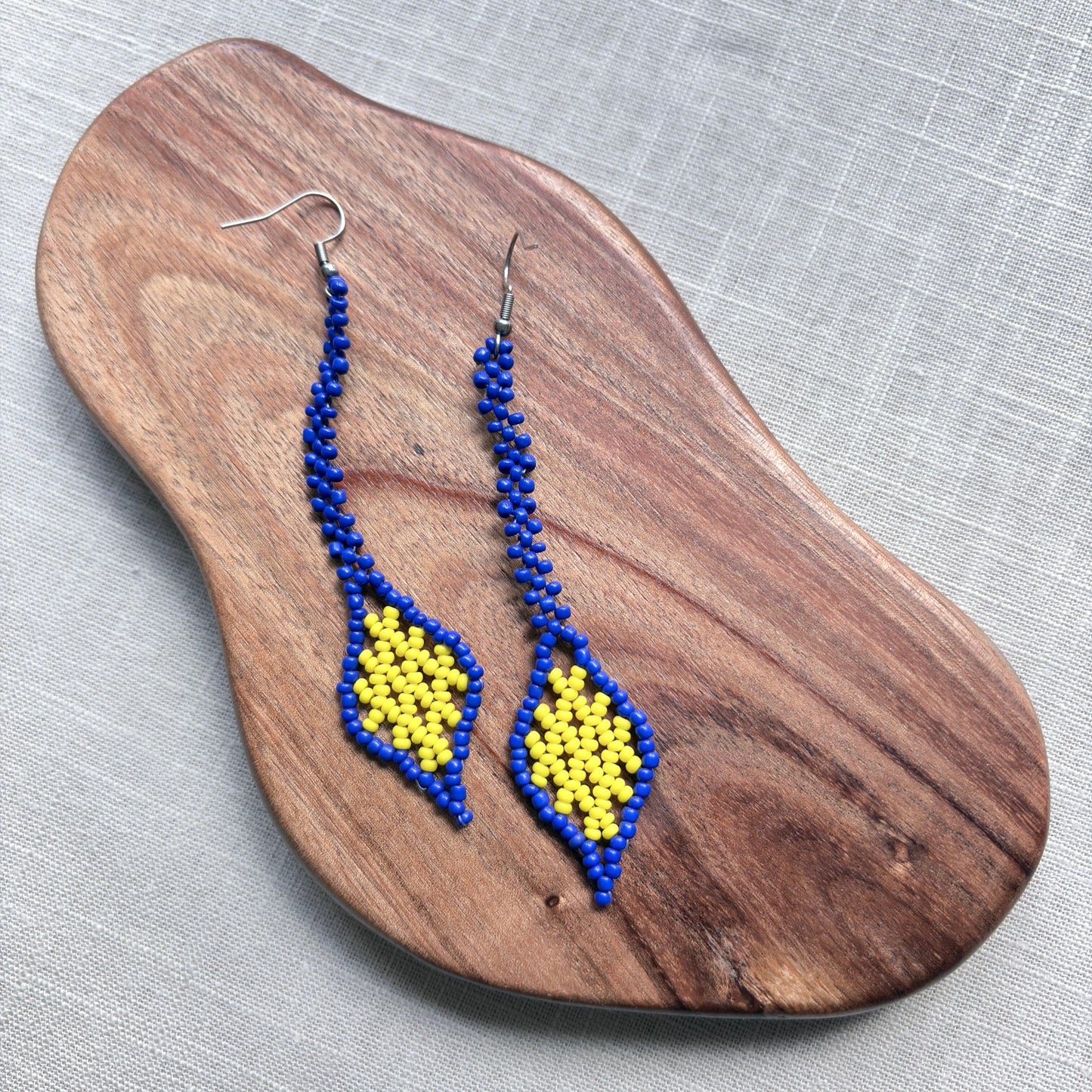 Boucles d'oreilles en perles de verre - Feuille - jaune et bleu - Ethnie Marubo Boucles d'oreilles Ethnie Marubo, localisée dans l'état d'Amazonas au nord du Brésil.