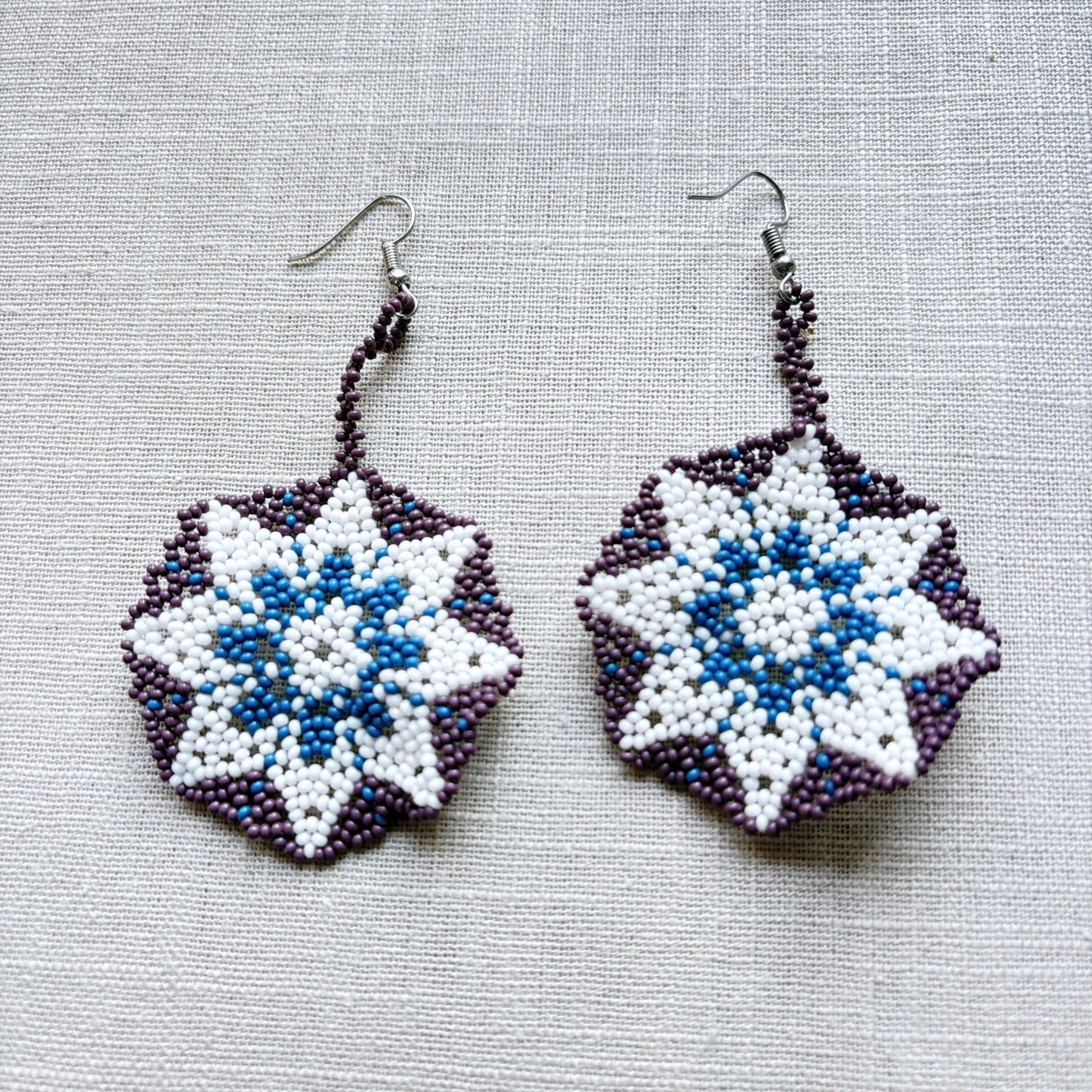 Boucles d'oreilles en perles de verre - marron étoile blanche et bleu - Ethnie Marubo Boucles d'oreilles Ethnie Marubo, localisée dans l'état d'Amazonas au nord du Brésil.