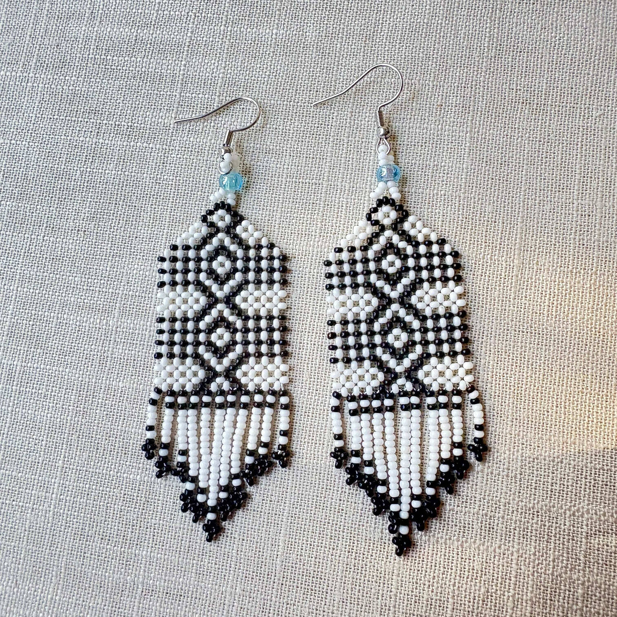 Brincos em contas de vidro (Miçanga) - branco e preto