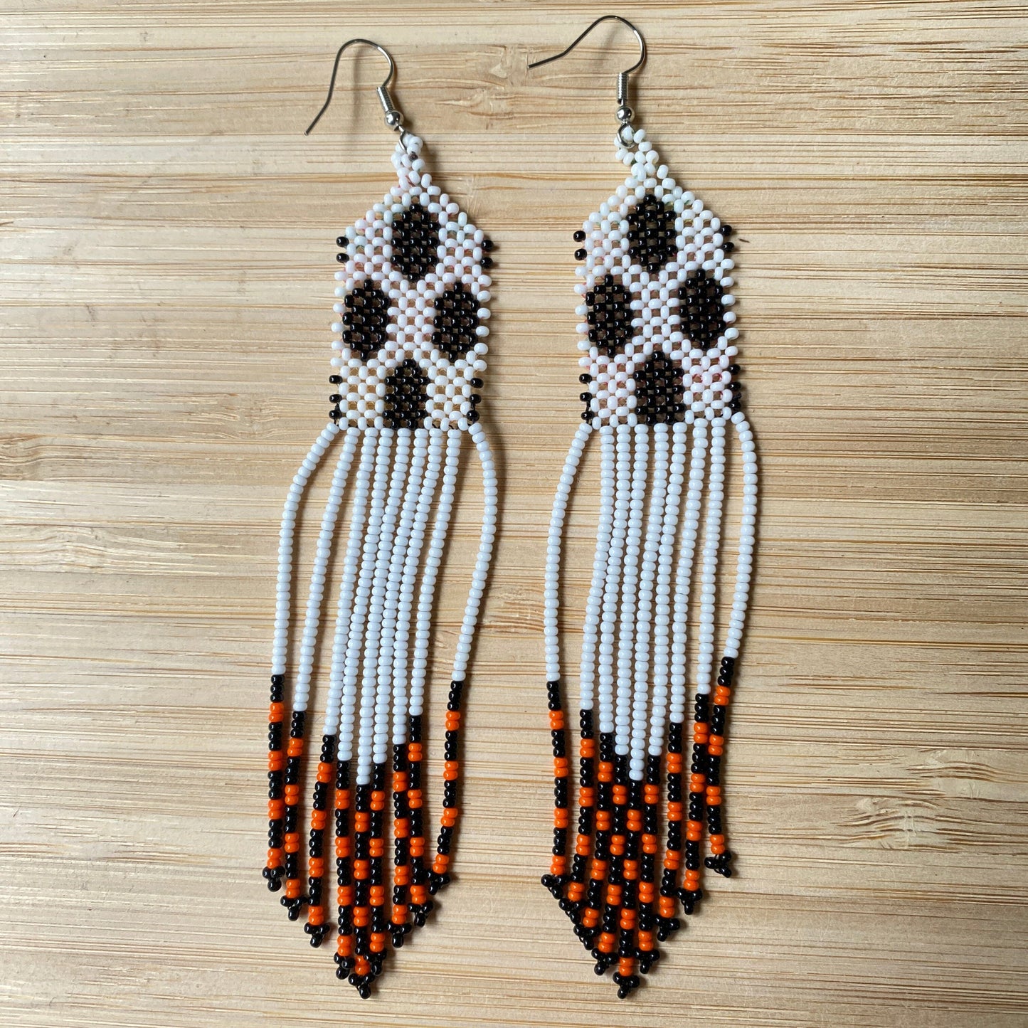 Boucles d'oreilles en perles de verre (miçanga) - Blanc et noir - Pointe orange et noir- Ethnie Wai Wai Boucles d'oreilles Ethnie Wai Wai localisée dans les états de l' Amazonas, Pará et Roraima dans le Nord du Brésil.