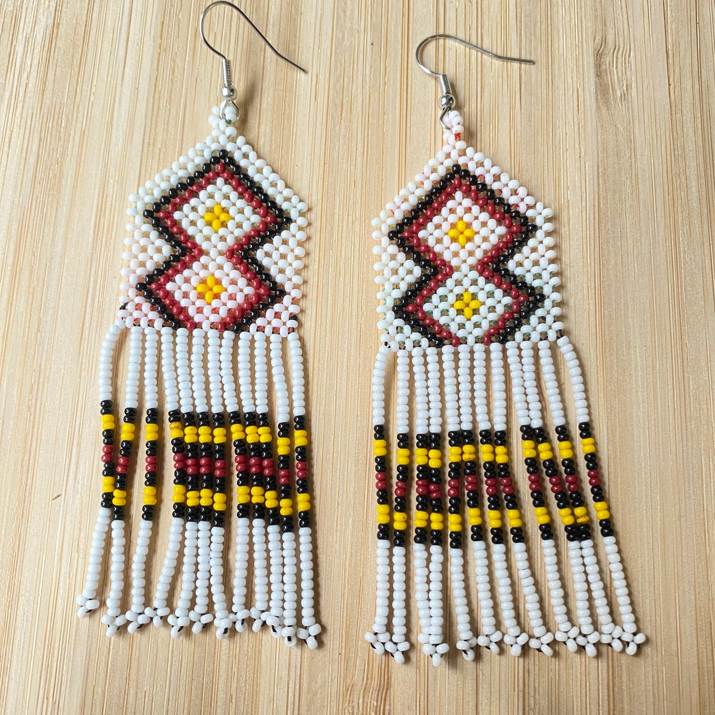 Boucles d'oreilles en perles de verre (miçanga) - blanc noir et jaune - Ethnie Wai Wai Boucles d'oreilles Ethnie Wai Wai localisée dans les états de l' Amazonas, Pará et Roraima dans le Nord du Brésil.