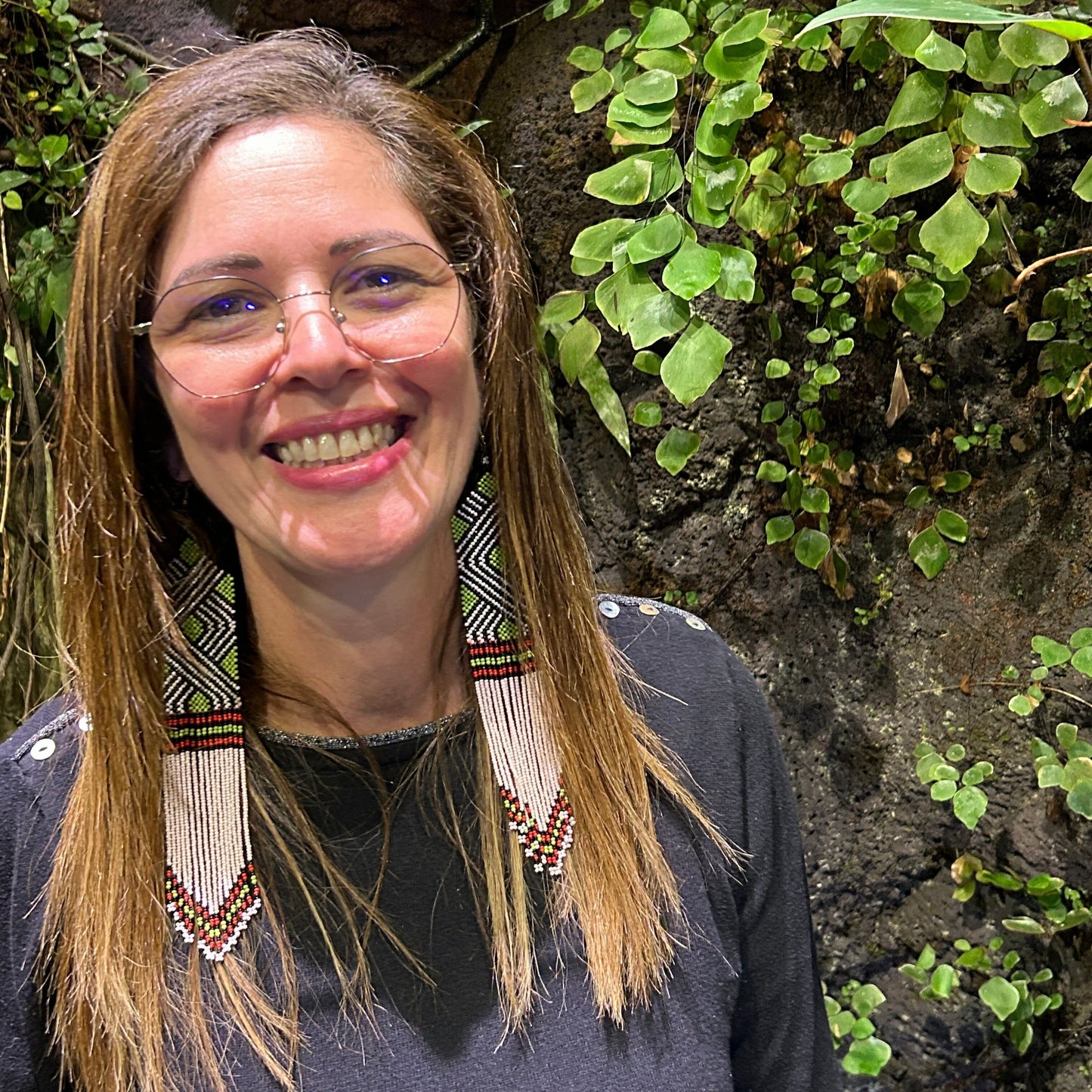 Boucles d'oreilles en perles de verre (Miçanga) - blanc, noir et vert- Ethnie Kayapo Boucles d'oreilles Ethnie Kayapo, localisée dans l'état du Pará au nord du Brésil