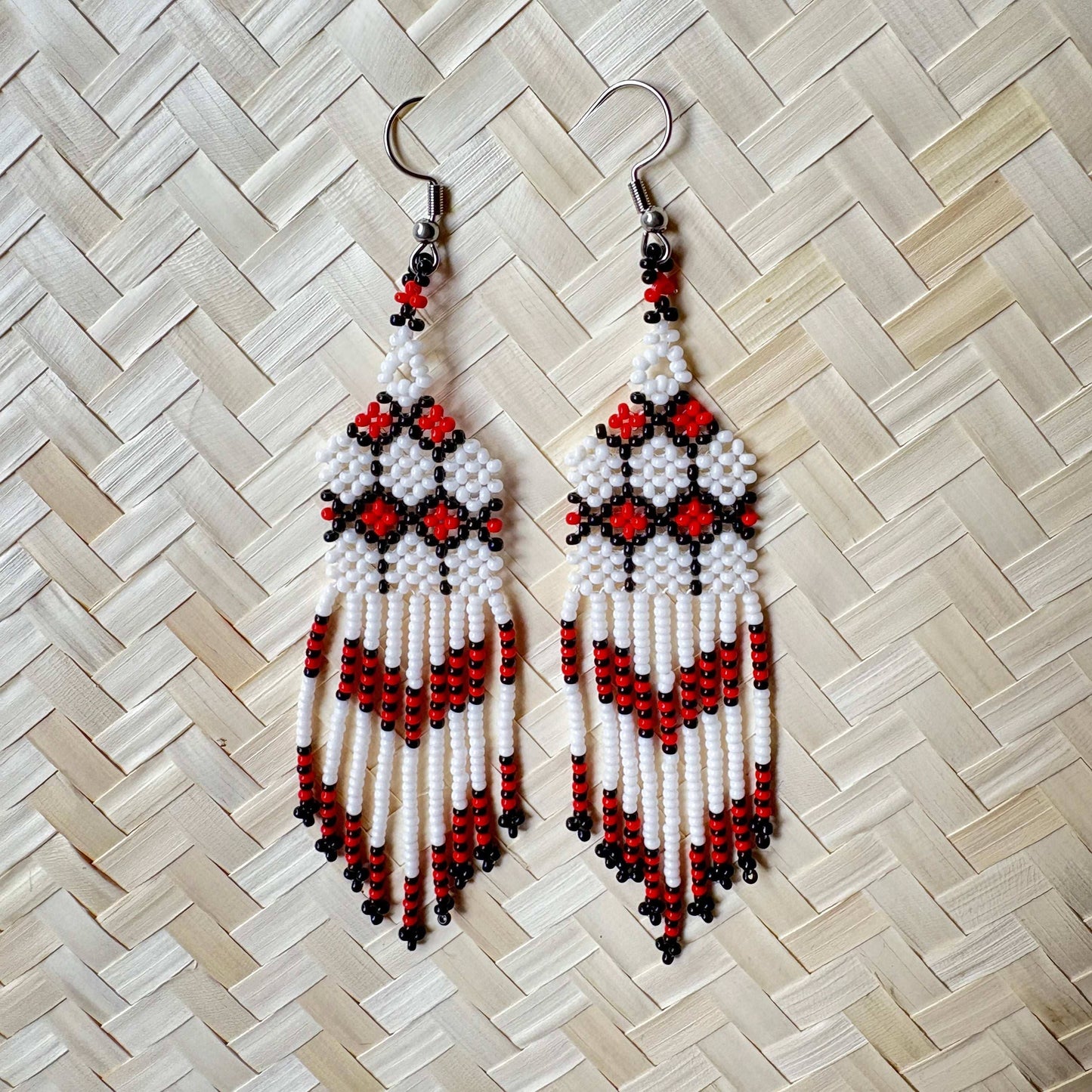 Boucles d'oreilles en perles de verre (Miçanga) - blanc noir rouge - Ethnie Kayapo Boucles d'oreilles Ethnie Kayapo, localisée dans l'état du Pará au nord du Brésil