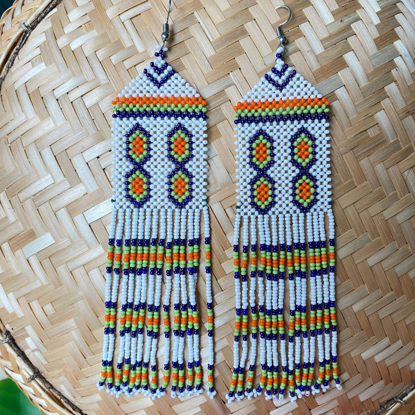Boucles d'oreilles en perles de verre (miçanga) - blanc, orange et vert - Ethnie Kayapo Boucles d'oreilles Ethnie Kayapo, localisée dans l'état du Pará au nord du Brésil