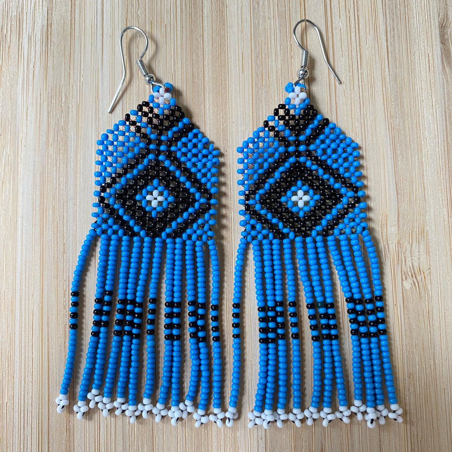 Boucles d'oreilles en perles de verre (miçanga) - Bleu et noir pointes blanches - Ethnie Wai Wai Boucles d'oreilles Ethnie Wai Wai localisée dans les états de l' Amazonas, Pará et Roraima dans le Nord du Brésil.