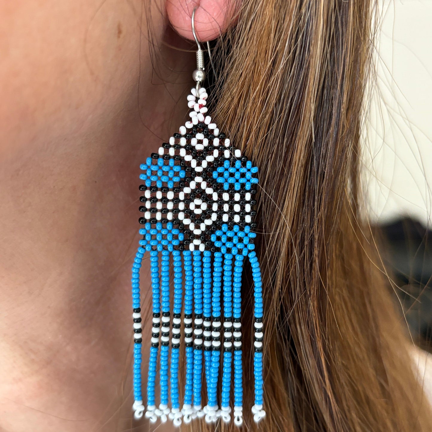 Boucles d'oreilles en perles de verre (miçanga) - Bleu noir et blanc - Ethnie Wai Wai Boucles d'oreilles Ethnie Wai Wai localisée dans les états de l' Amazonas, Pará et Roraima dans le Nord du Brésil.