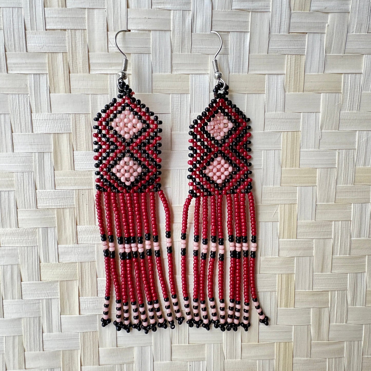 Boucles d'oreilles en perles de verre (miçanga) - bordeaux, noir et rose - Ethnie Wai Wai Boucles d'oreilles Ethnie Wai Wai localisée dans les états de l' Amazonas, Pará et Roraima dans le Nord du Brésil.