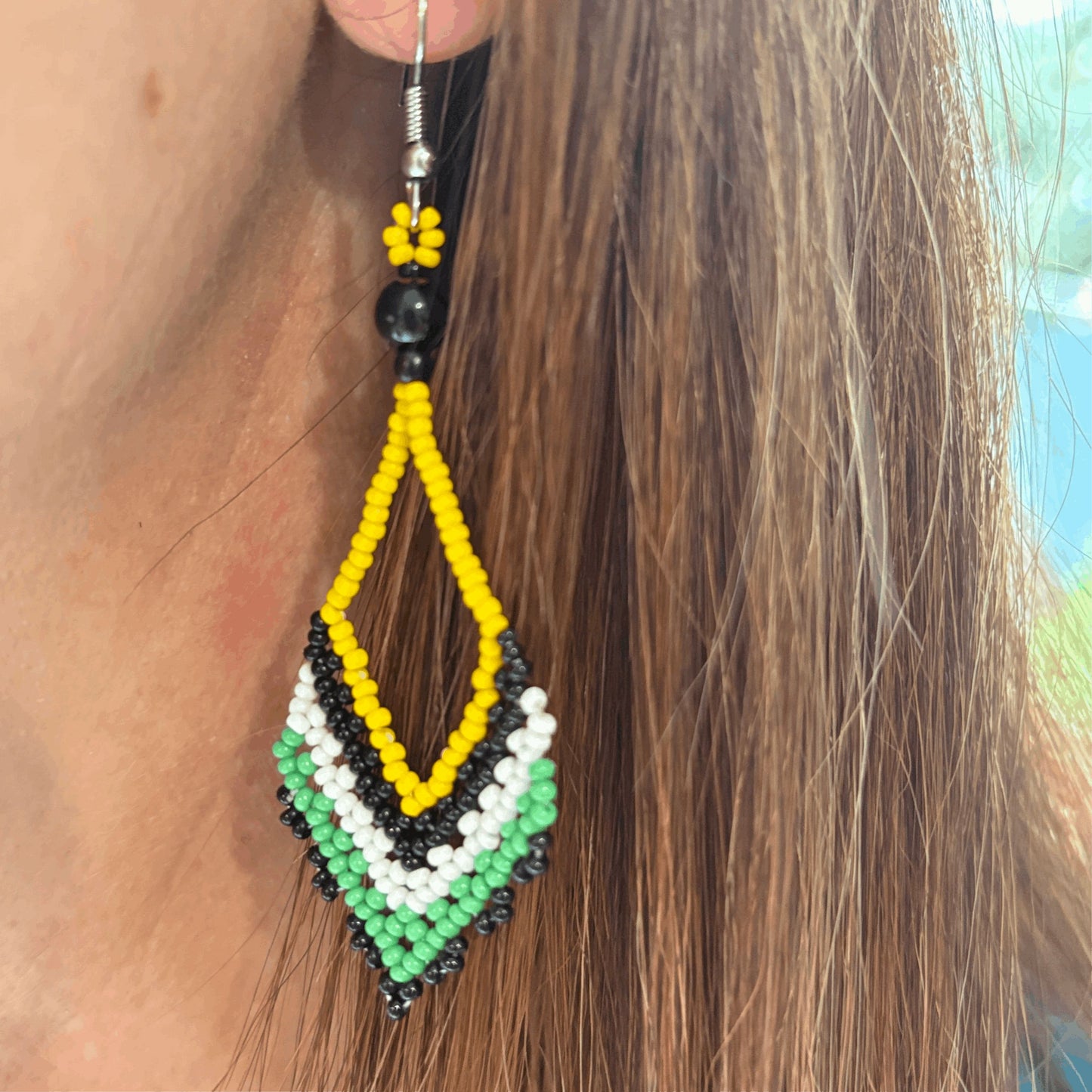 Boucles d'oreilles en perles de verre (miçanga) en V jaune pointe noire - Ethnie Wai Wai Boucles d'oreilles Ethnie Wai Wai localisée dans les états de l' Amazonas, Pará et Roraima dans le Nord du Brésil.
