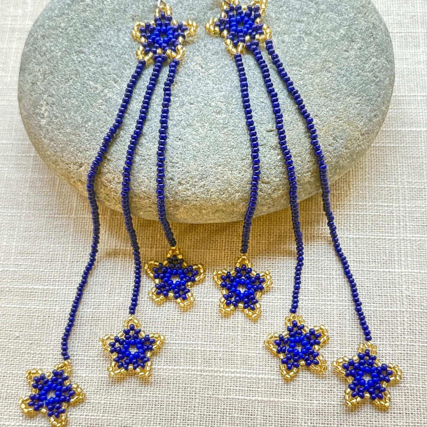 Boucles d'oreilles en perles de verre (Miçanga) - Etoiles bleu et doré - Ethnie Borari Boucles d'oreilles Ethnie Borari, localisée dans l'état du Pará dans le Nord du Brésil.