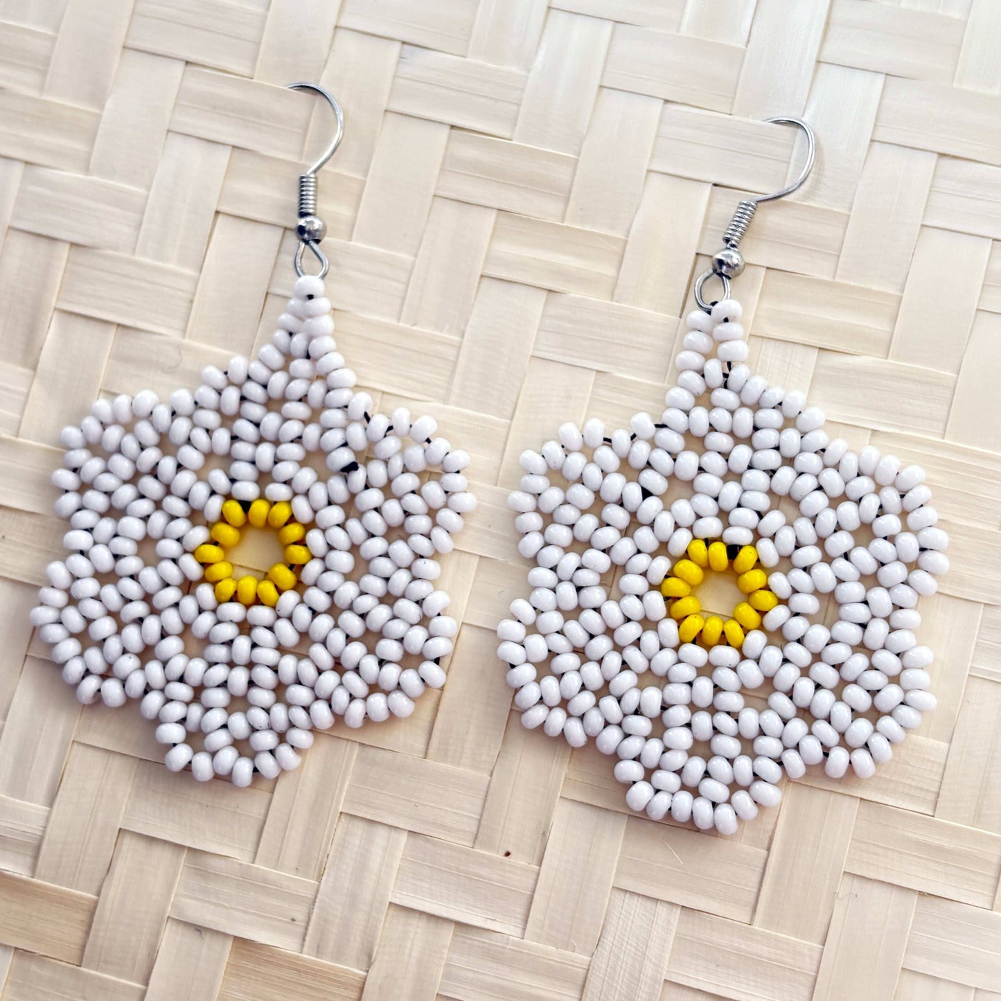 Boucles d'oreilles en perles de verre (miçanga) - Fleur blanche coeur jaune - Ethnie Wai Wai Boucles d'oreilles Ethnie Wai Wai localisée dans les états de l' Amazonas, Pará et Roraima dans le Nord du Brésil.