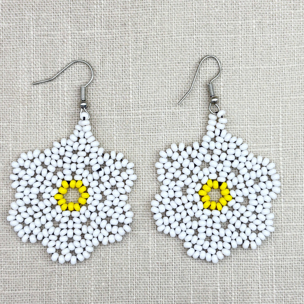 Brincos em contas de vidro (Miçanga) - Flor branca coração amarelo