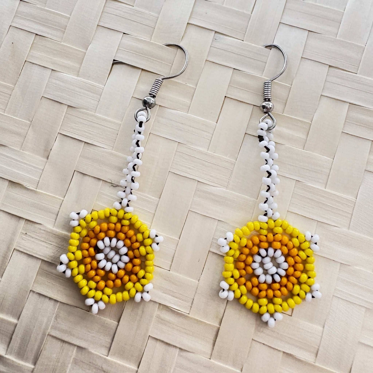 Brincos em contas de vidro (Miçanga) - Flor branca amarelo e laranja