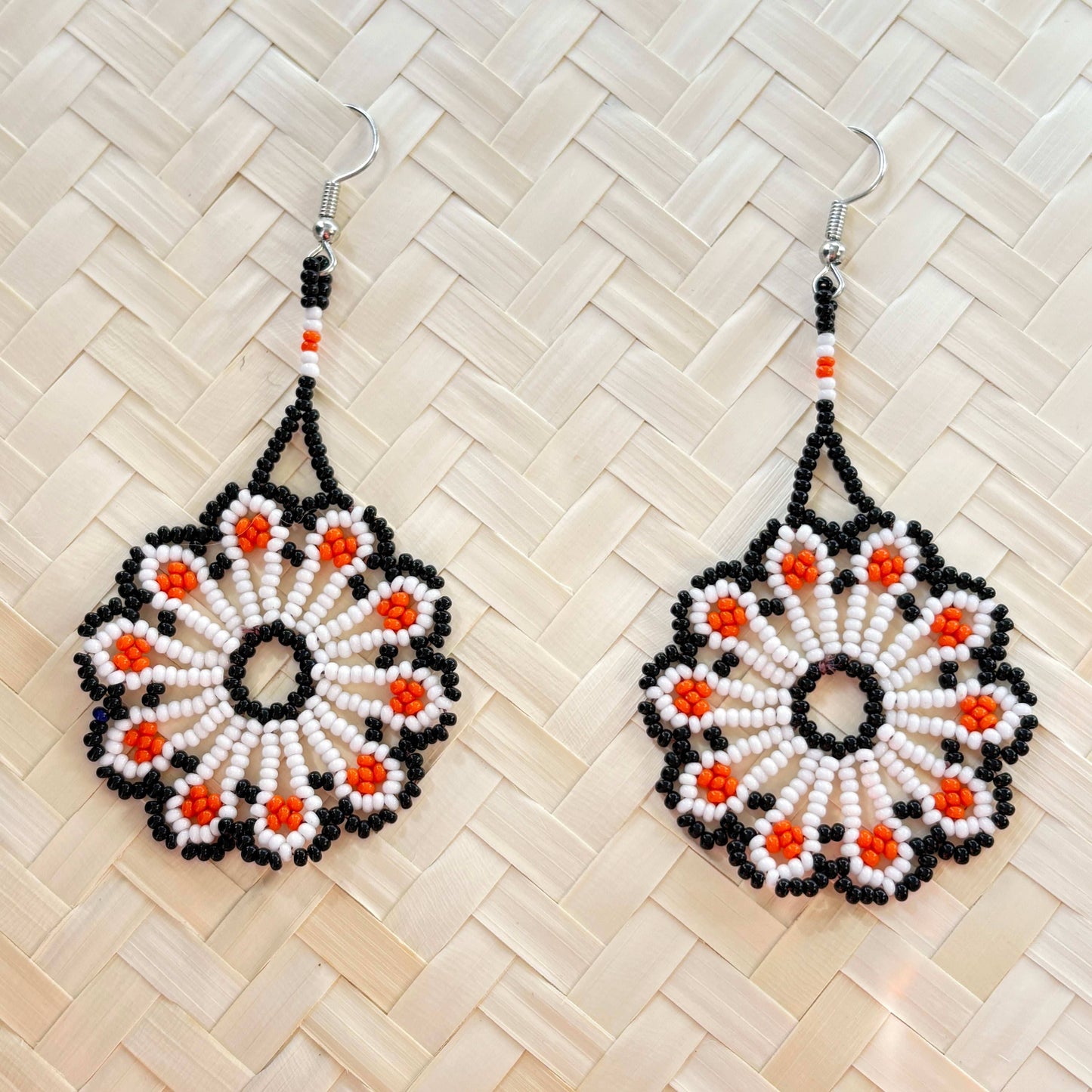Boucles d'oreilles en perles de verre (miçanga) - Fleur blanche orange et noire - Ethnie Wai Wai Boucles d'oreilles Ethnie Wai Wai localisée dans les états de l' Amazonas, Pará et Roraima dans le Nord du Brésil.