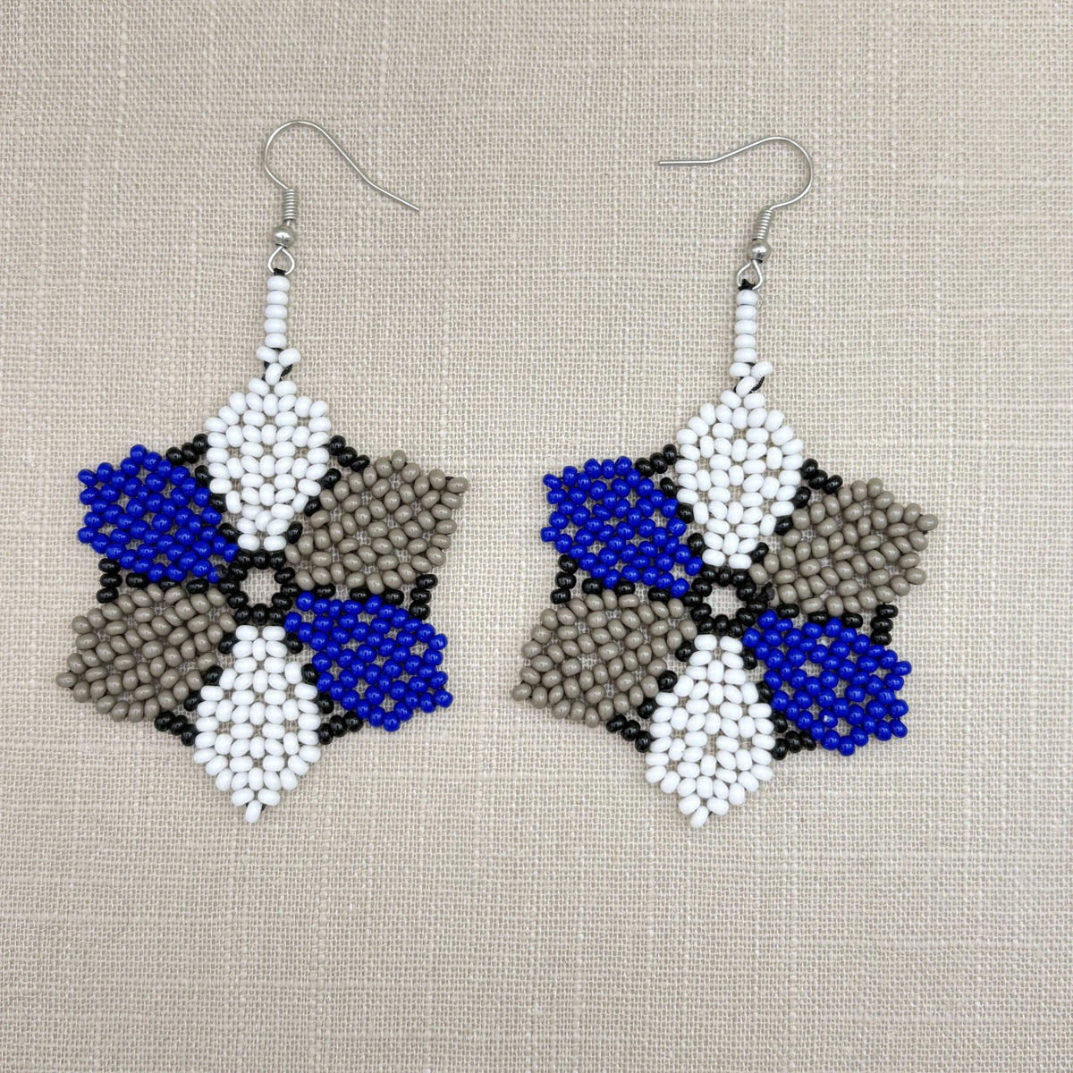 Brincos em contas de vidro (Miçanga) - Flor azul branco cinza