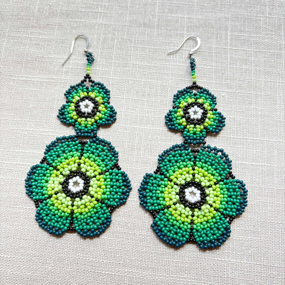 Brincos em contas de vidro (Miçanga) - Flor duplo verde preto e branco