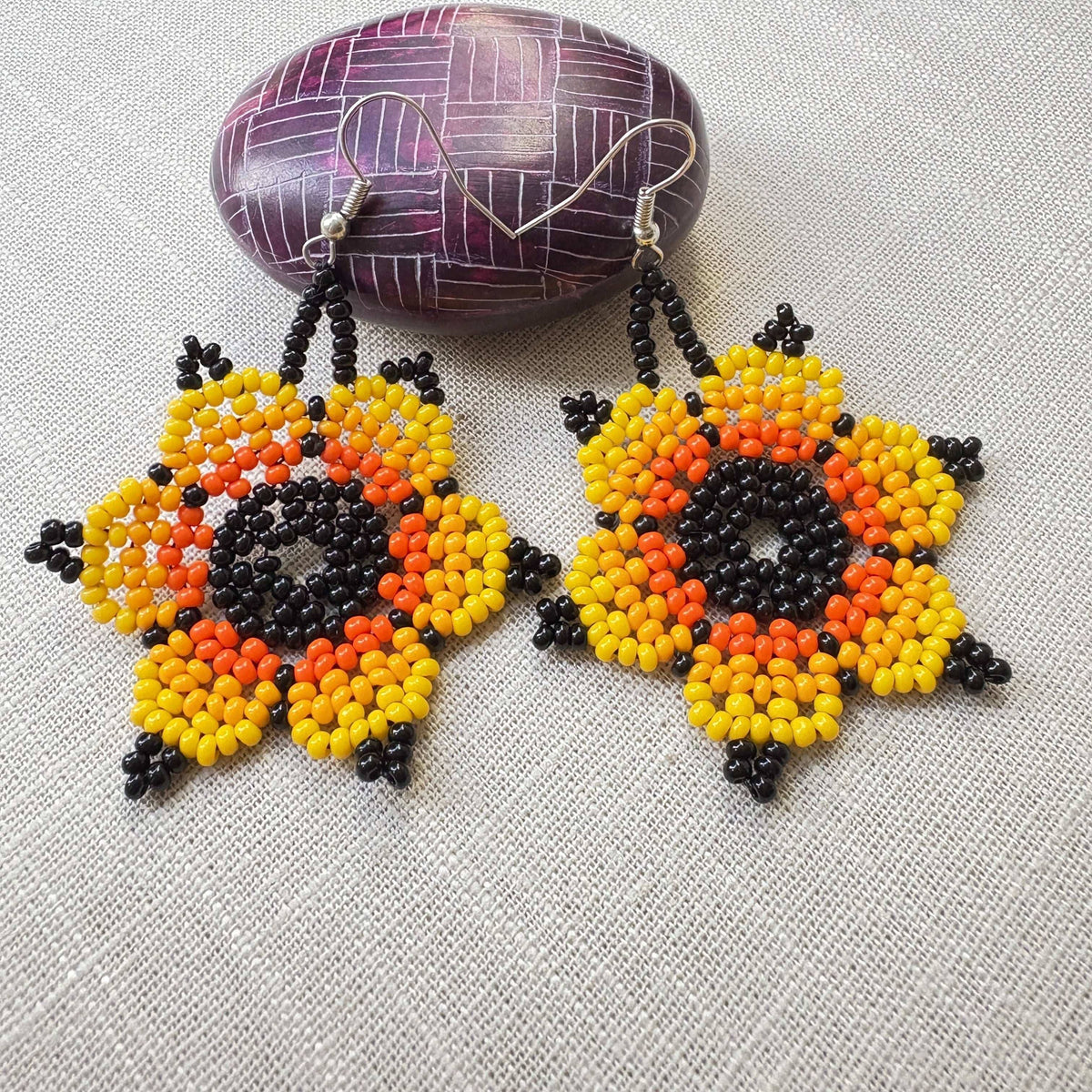 Brincos em contas de vidro (Miçanga) - Flor preto amarelo e laranja