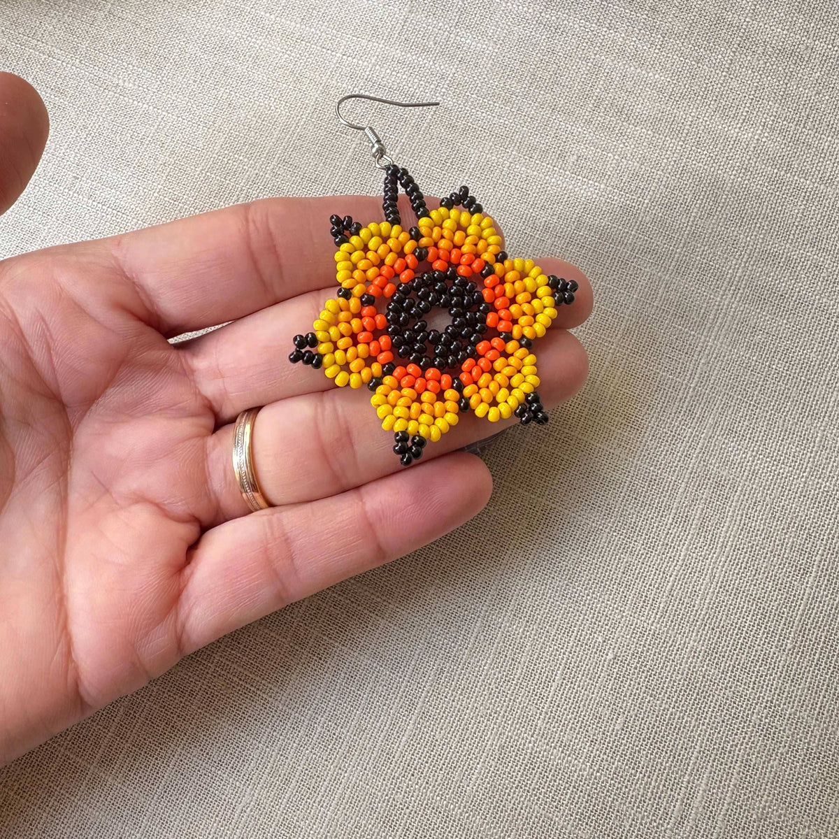 Brincos em contas de vidro (Miçanga) - Flor preto amarelo e laranja