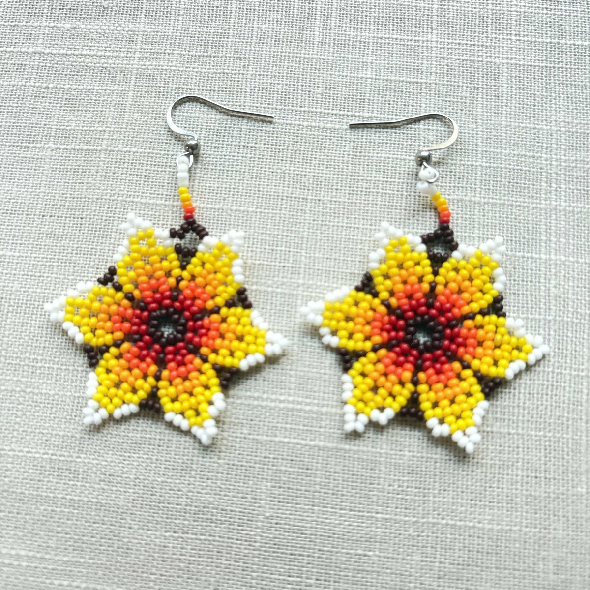 Brincos em contas de vidro (Miçanga) - Flor vermelho laranja branco e preto