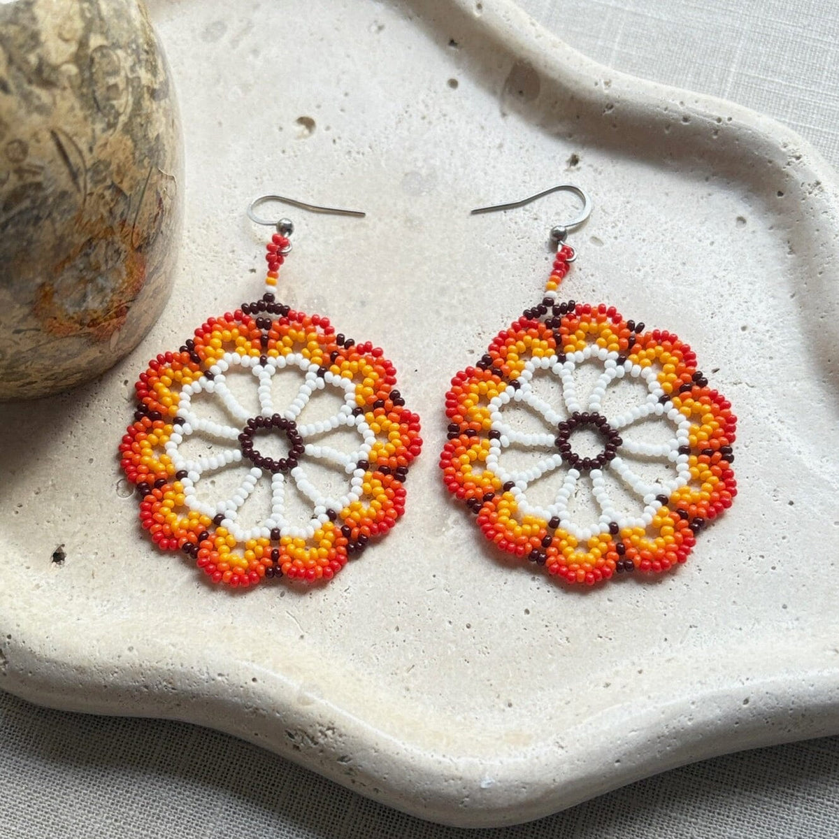 Brincos em contas de vidro (Miçanga) - Flor vermelho laranja branco