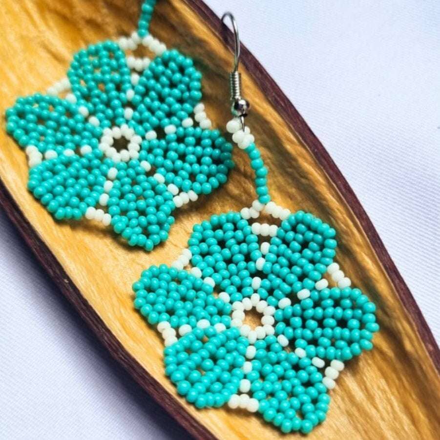 Boucles d'oreilles en perles de verre (Miçanga) - Fleur turquoise et blanc - Ethnie Borari Boucles d'oreilles Ethnie Borari, localisée dans l'état du Pará dans le Nord du Brésil.