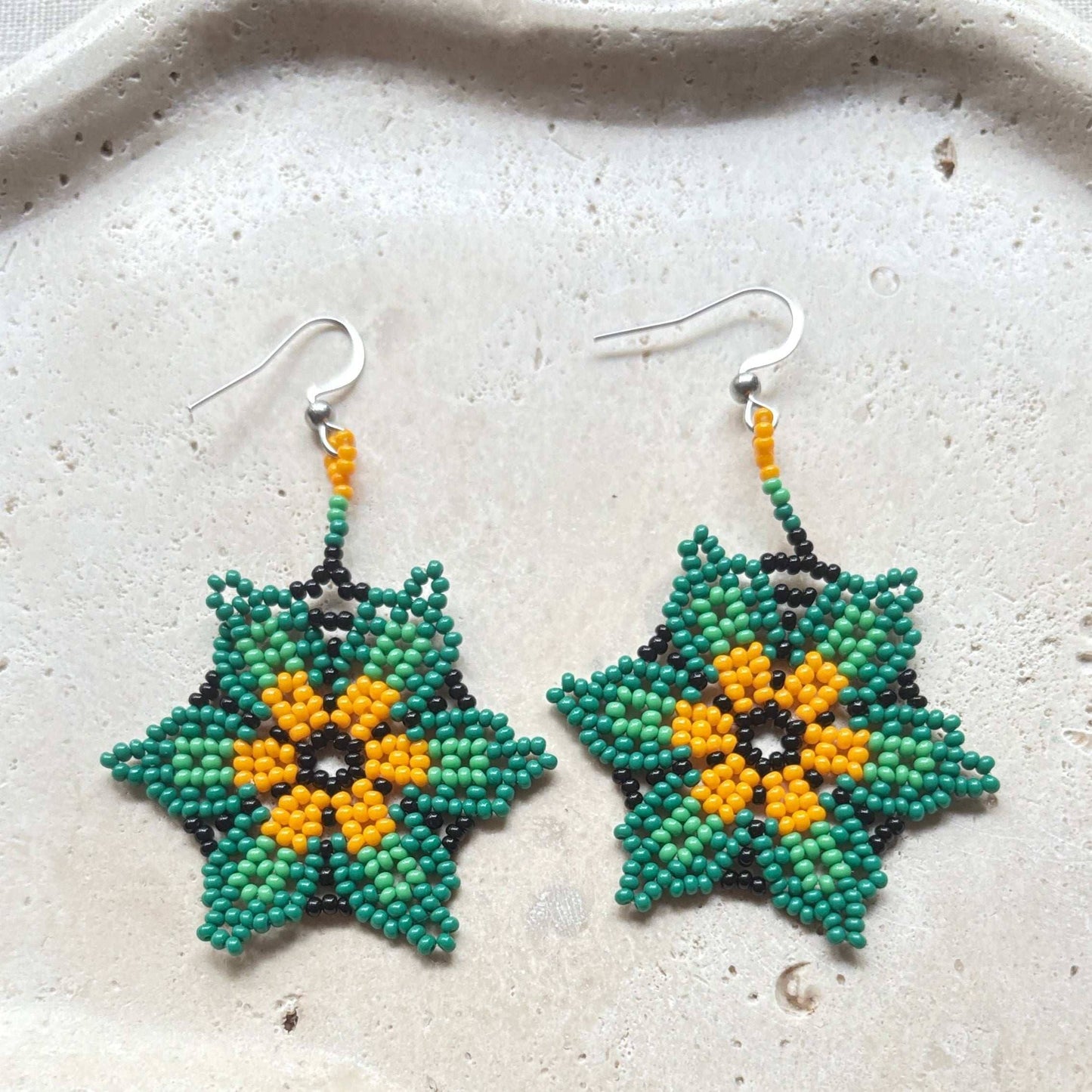 Boucles d'oreilles en perles de verre (Miçanga) - Fleur vert noir et orange - Ethnie Borari Boucles d'oreilles Ethnie Borari, localisée dans l'état du Pará dans le Nord du Brésil.