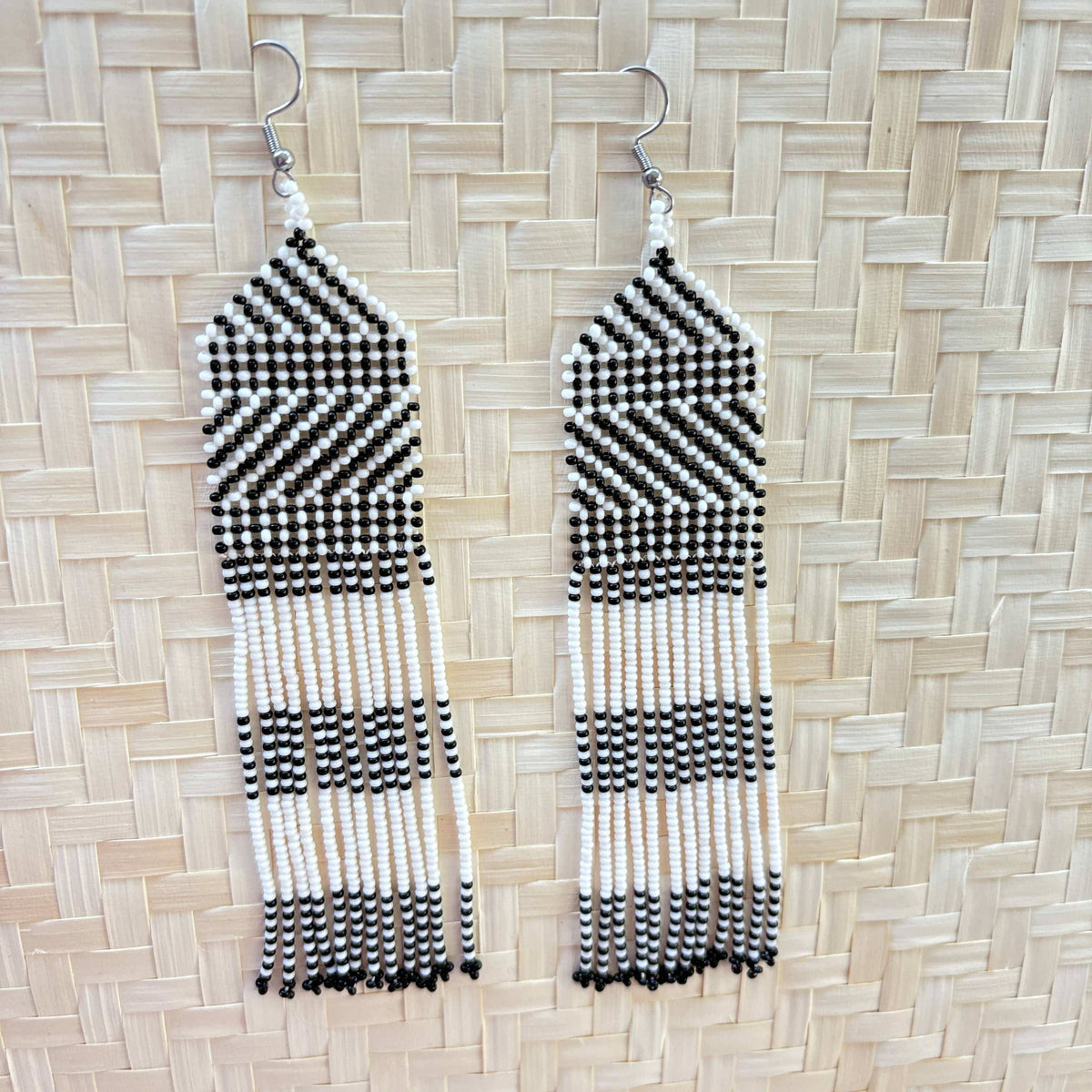 Boucles d'oreilles en perles de verre (Miçanga) - franges blanc noir