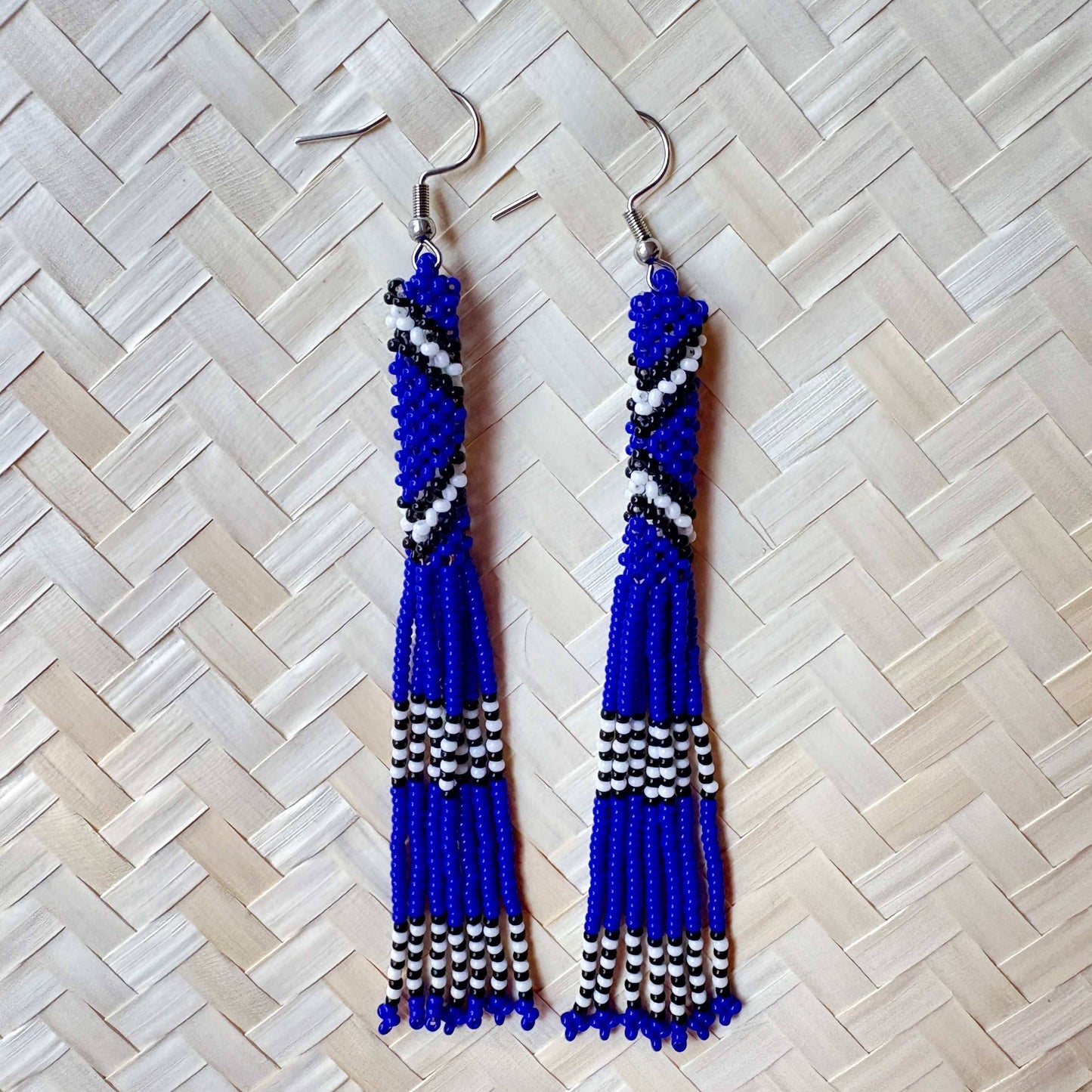 Boucles d'oreilles en perles de verre (Miçanga) - Franges bleu - Ethnie Borari Boucles d'oreilles Ethnie Borari, localisée dans l'état du Pará dans le Nord du Brésil.