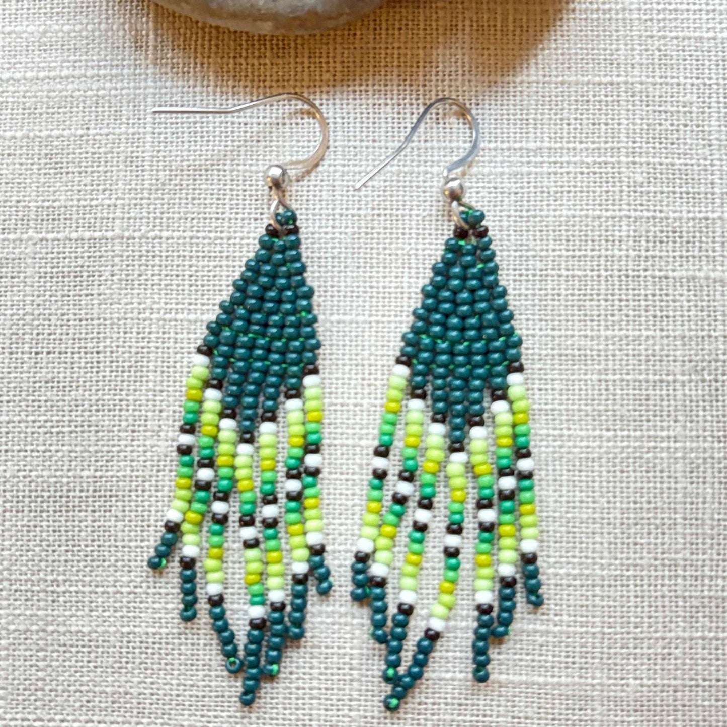 Boucles d'oreilles en perles de verre (Miçanga) - Franges vert blanc noir - Ethnie Borari Boucles d'oreilles Ethnie Borari, localisée dans l'état du Pará dans le Nord du Brésil.