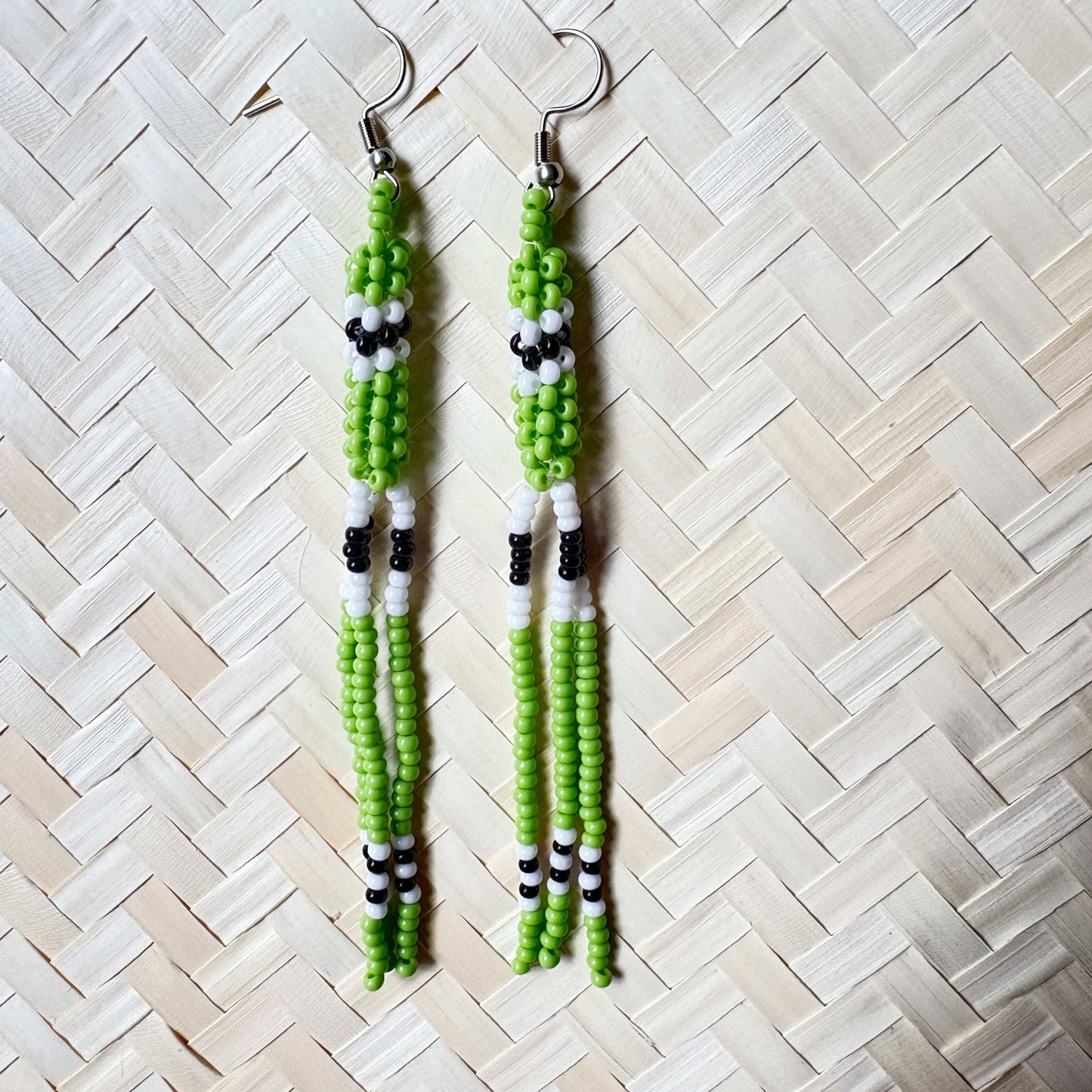 Boucles d'oreilles en perles de verre (Miçanga) - Franges vertes - Ethnie Borari Boucles d'oreilles Ethnie Borari, localisée dans l'état du Pará dans le Nord du Brésil.