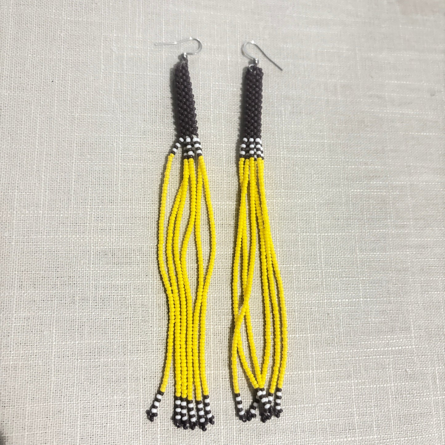 Boucles d'oreilles en perles de verre (Miçanga) - Marron à franges jaune - Ethnie Borari Boucles d'oreilles Ethnie Borari, localisée dans l'état du Pará dans le Nord du Brésil.