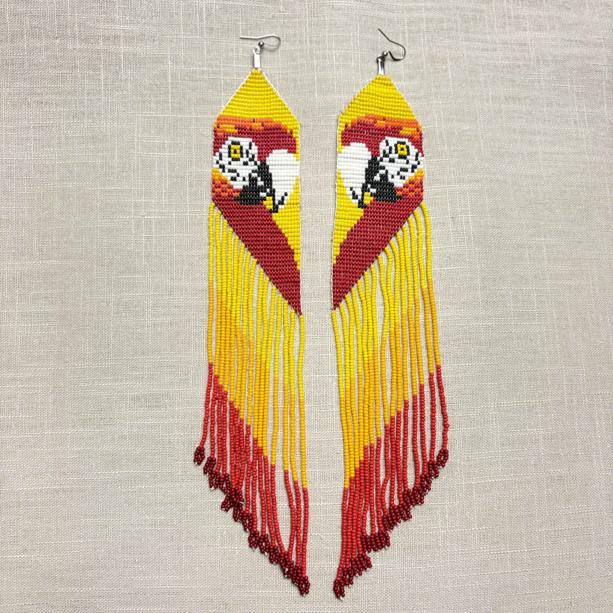 Boucles d'oreilles en perles de verre (Miçanga) - Motif Ara rouge fond jaune