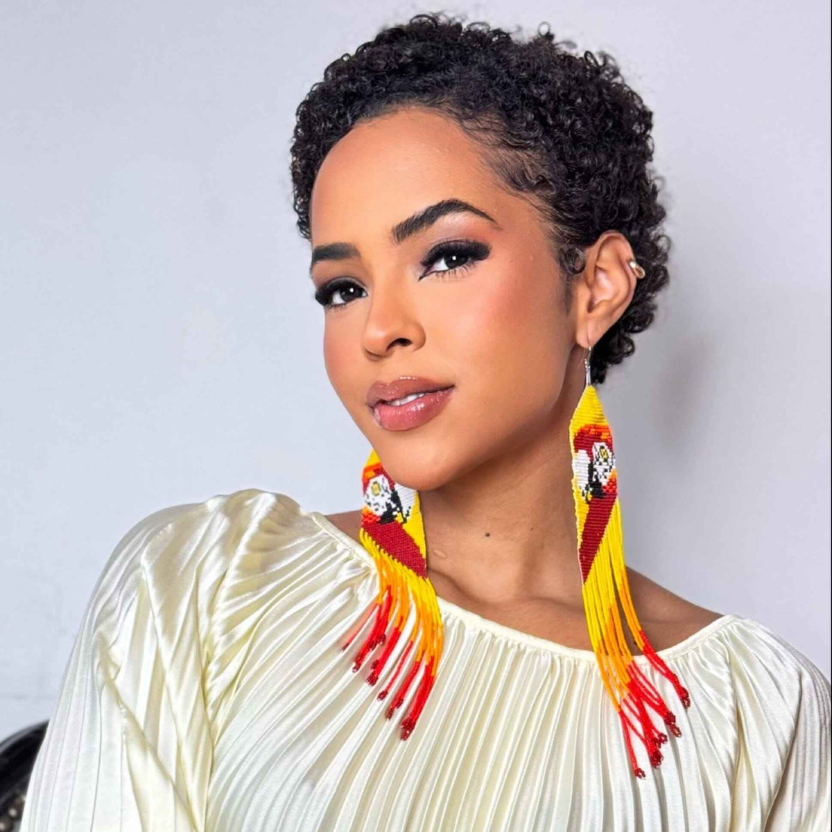 Boucles d'oreilles en perles de verre (Miçanga) - Motif Ara rouge fond jaune