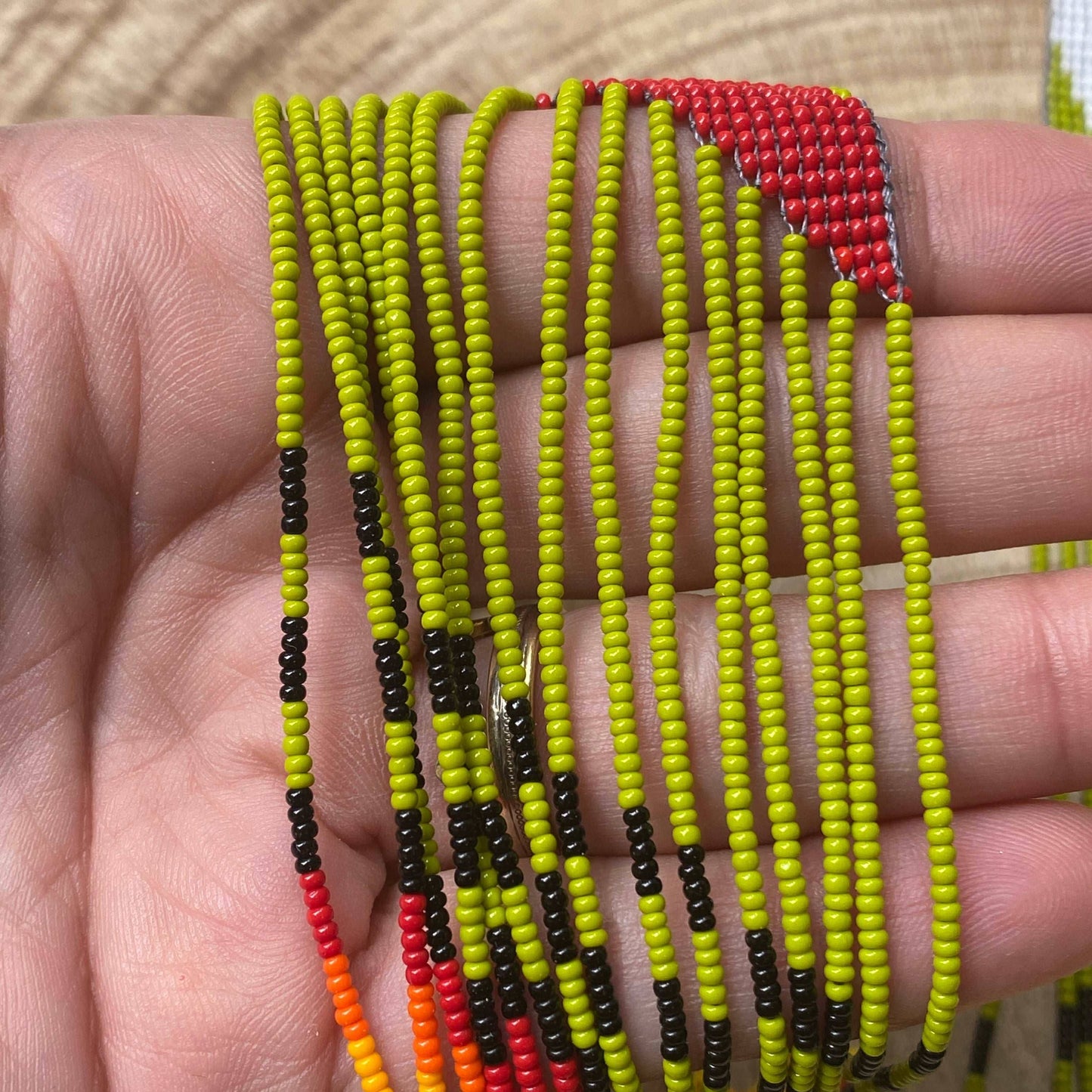 Boucles d'oreilles en perles de verre (miçanga) - Motif Ara rouge fond vert - Ethnie Wai Wai Boucles d'oreilles Ethnie Wai Wai localisée dans les états de l' Amazonas, Pará et Roraima dans le Nord du Brésil.