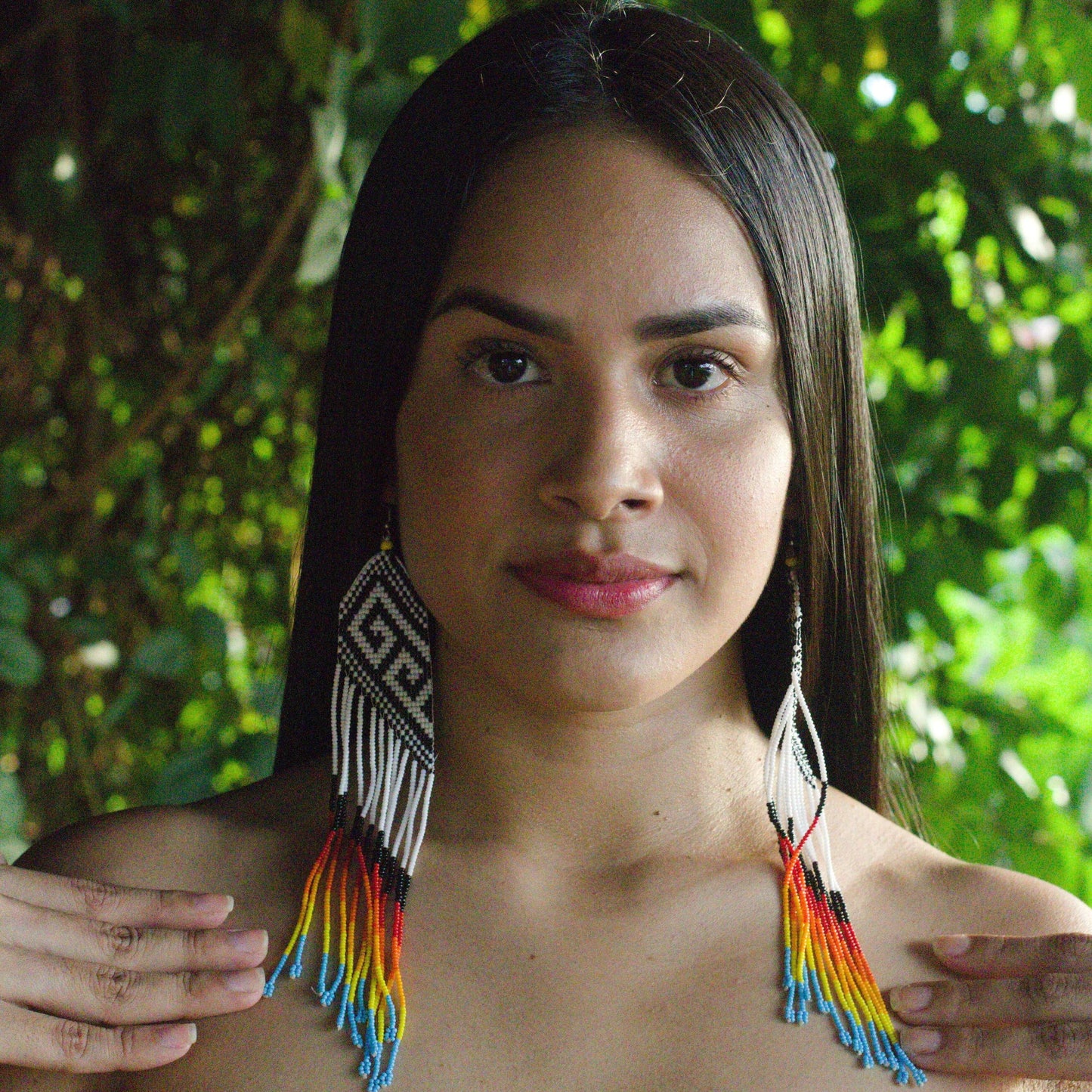 Boucles d'oreilles en perles de verre (Miçanga) - Motif colimaçon noir et blanc - Ethnie Tapirapé Boucles d'oreilles Ethnie Tapirapé, localisée dans le Parc Indigène du Xingu dans l' état du Mato Grosso au Centre-Ouest du Brésil.