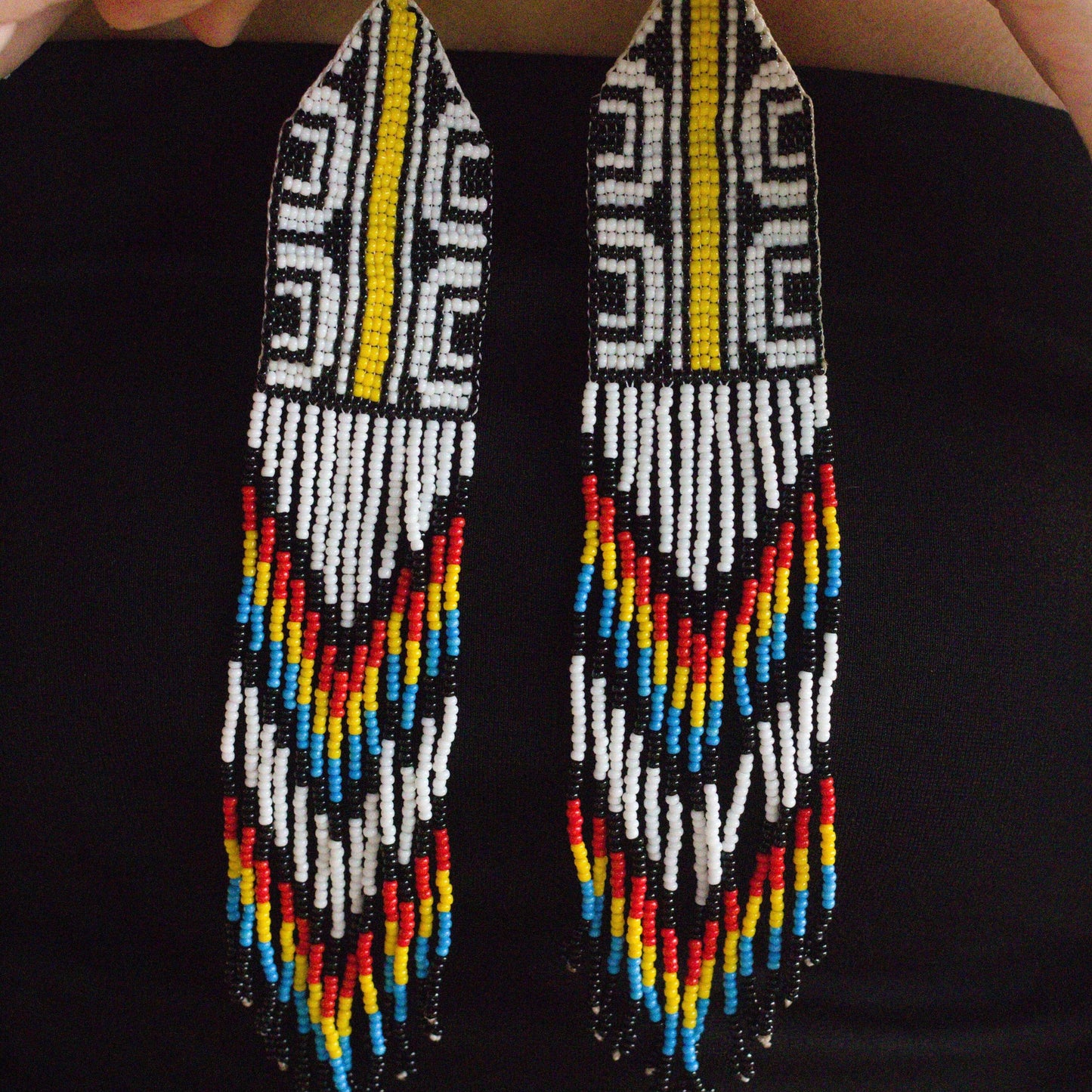 Boucles d'oreilles en perles de verre (miçanga) - noir et blanc ligne jaune - Ethnie Tapirapé Boucles d'oreilles Ethnie Tapirapé, localisée dans le Parc Indigène du Xingu dans l' état du Mato Grosso au Centre-Ouest du Brésil.