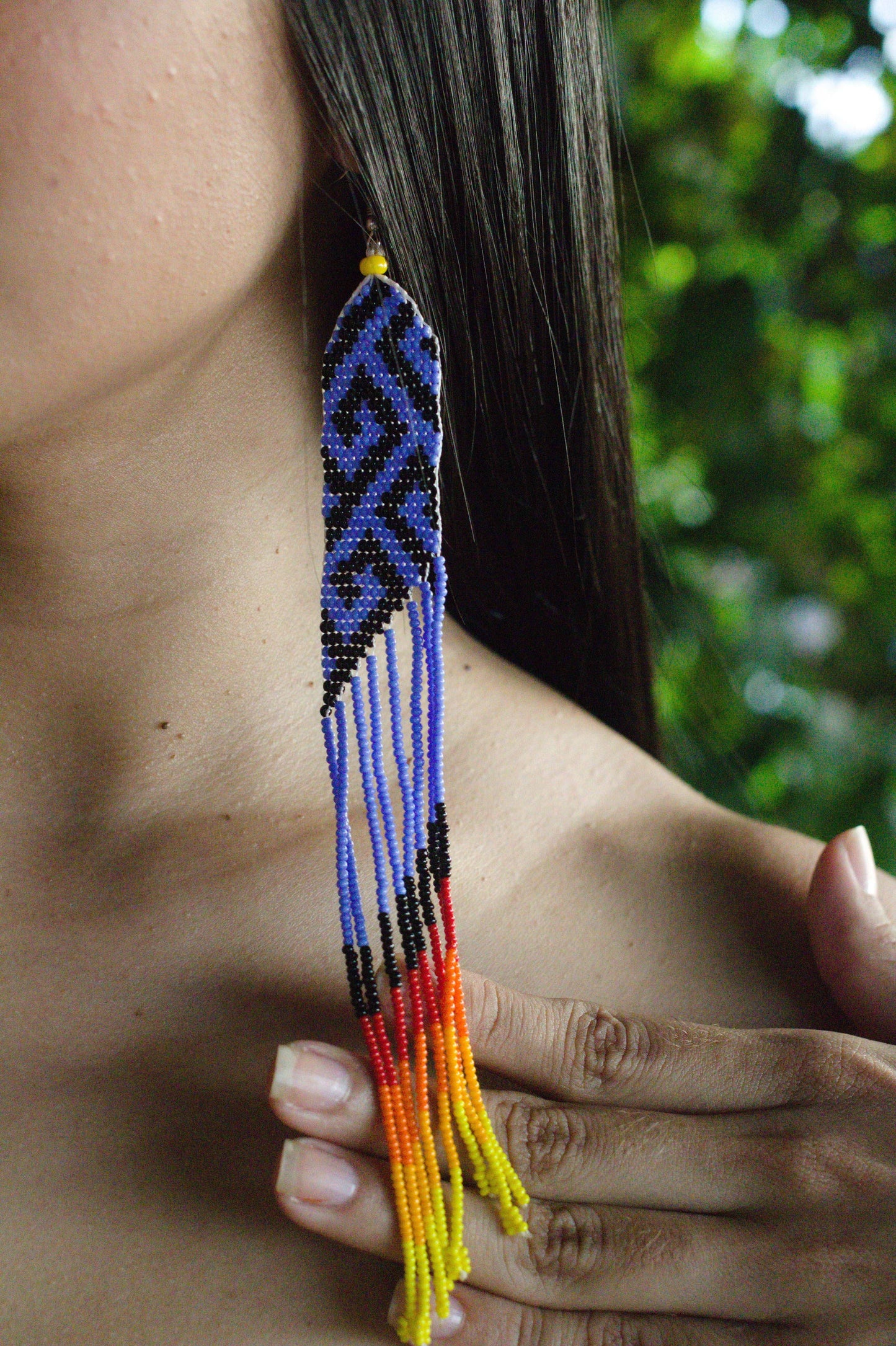 Boucles d'oreilles en perles de verre (Miçanga) - noir et violet colimaçon - Ethnie Tapirapé Boucles d'oreilles Ethnie Tapirapé, localisée dans le Parc Indigène du Xingu dans l' état du Mato Grosso au Centre-Ouest du Brésil.