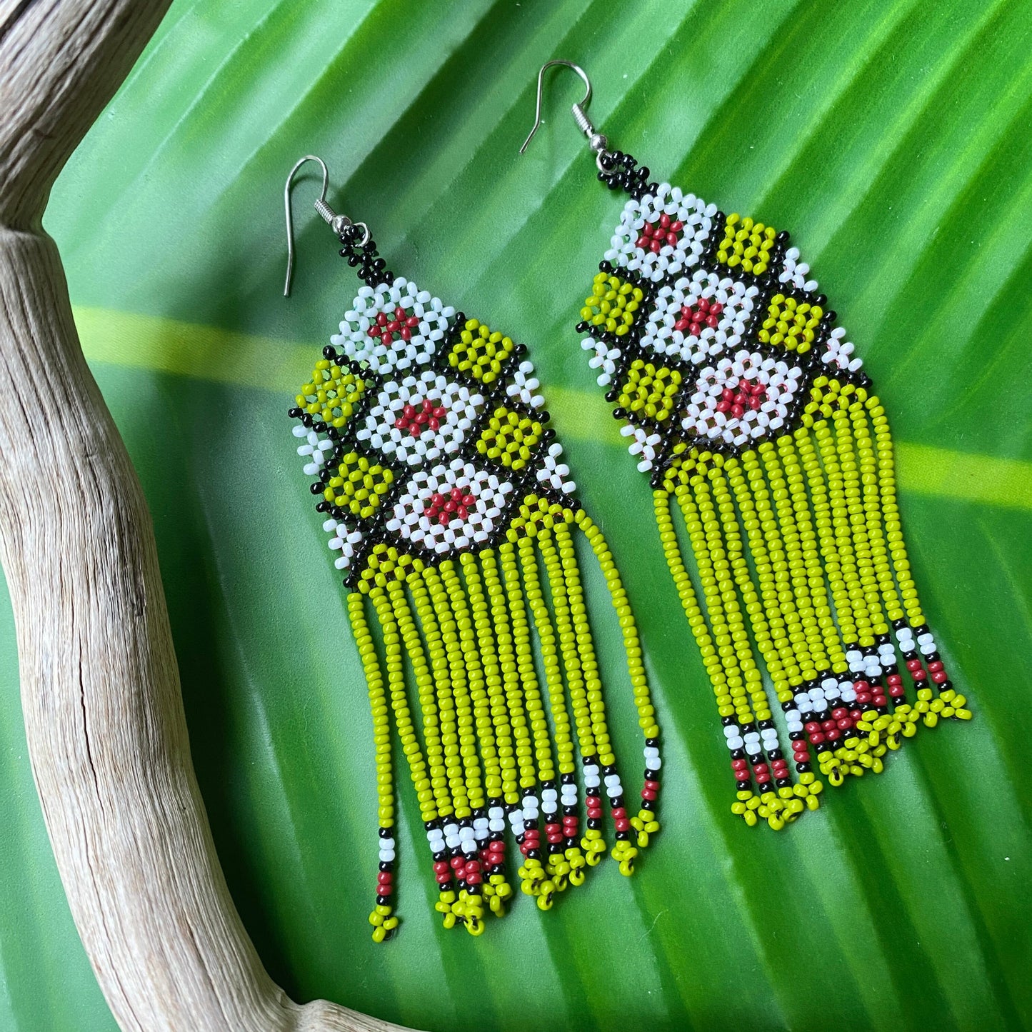 Boucles d'oreilles en perles de verre (miçanga) - Vert blanc et marron - Ethnie Wai Wai Boucles d'oreilles Ethnie Wai Wai localisée dans les états de l' Amazonas, Pará et Roraima dans le Nord du Brésil.