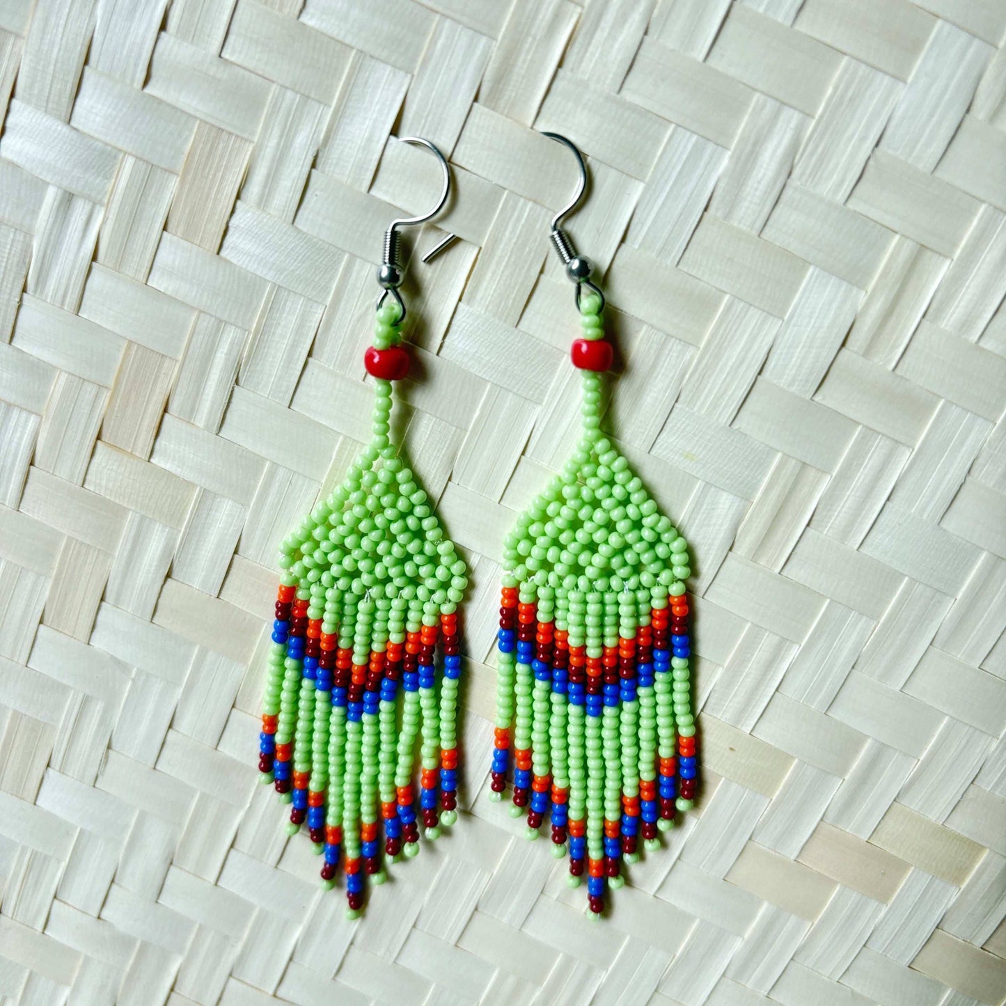 Boucles d'oreilles en perles de verre (Miçanga) - vert bleu et orange - Ethnie Kayapo Boucles d'oreilles Ethnie Kayapo, localisée dans l'état du Pará au nord du Brésil