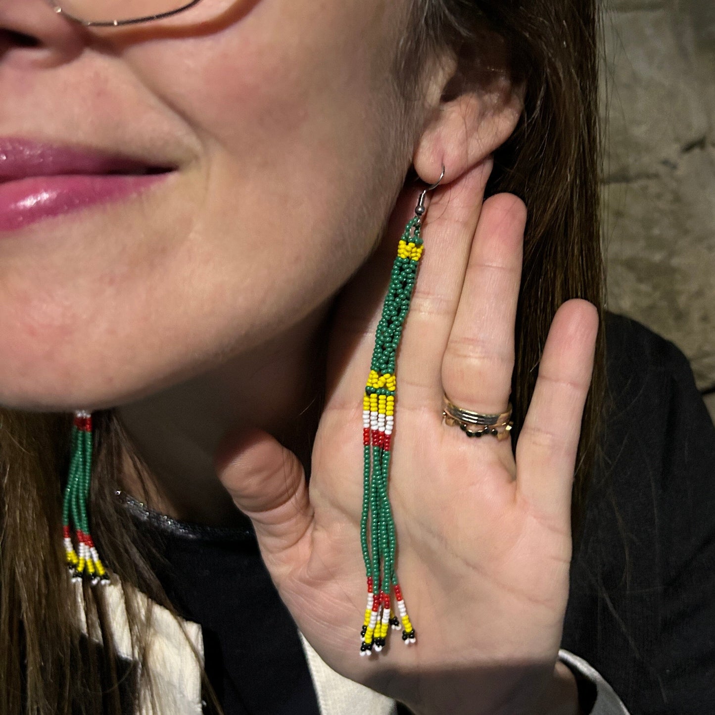 Boucles d'oreilles en perles de verre (Miçanga) - vert et jaune - Ethnie Tapirapé Boucles d'oreilles Ethnie Tapirapé, localisée dans le Parc Indigène du Xingu dans l' état du Mato Grosso au Centre-Ouest du Brésil.