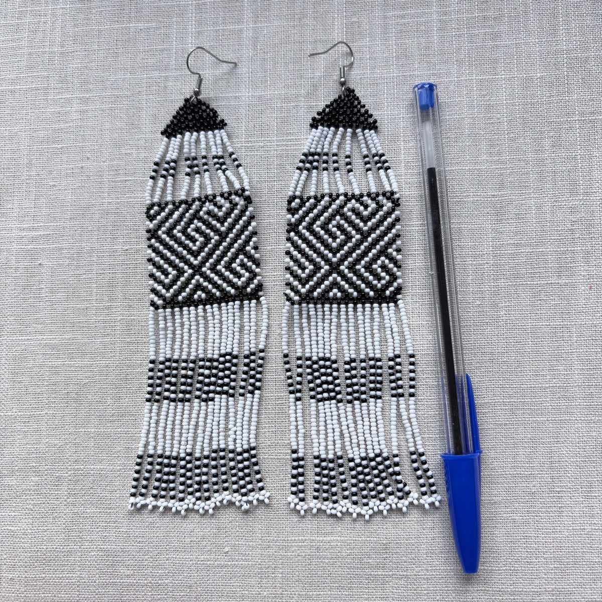 Brincos em contas de vidro (Miçanga) - Preto e branco - Franjas modelo grande