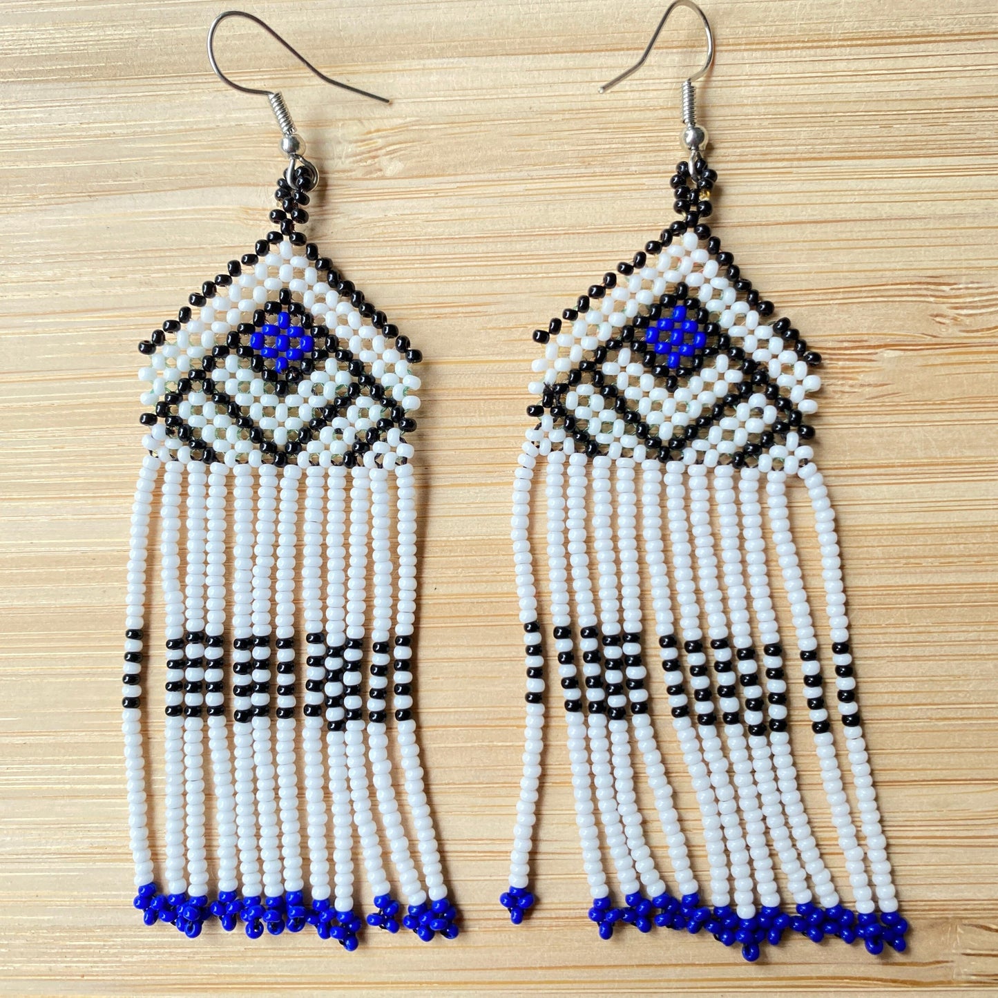 Boucles d'oreilles Miçanga - Blanc noir et bleu - Ethnie Wai Wai Boucles d'oreilles Ethnie Wai Wai localisée dans les états de l' Amazonas, Pará et Roraima dans le Nord du Brésil.