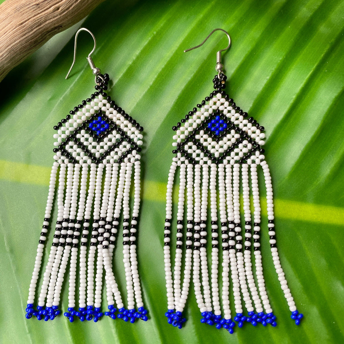 Brincos em contas de vidro (Miçanga) - Branco preto e azul