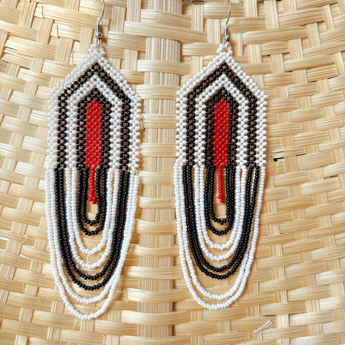 Brincos em contas de vidro (Miçanga) - branco preto e vermelho