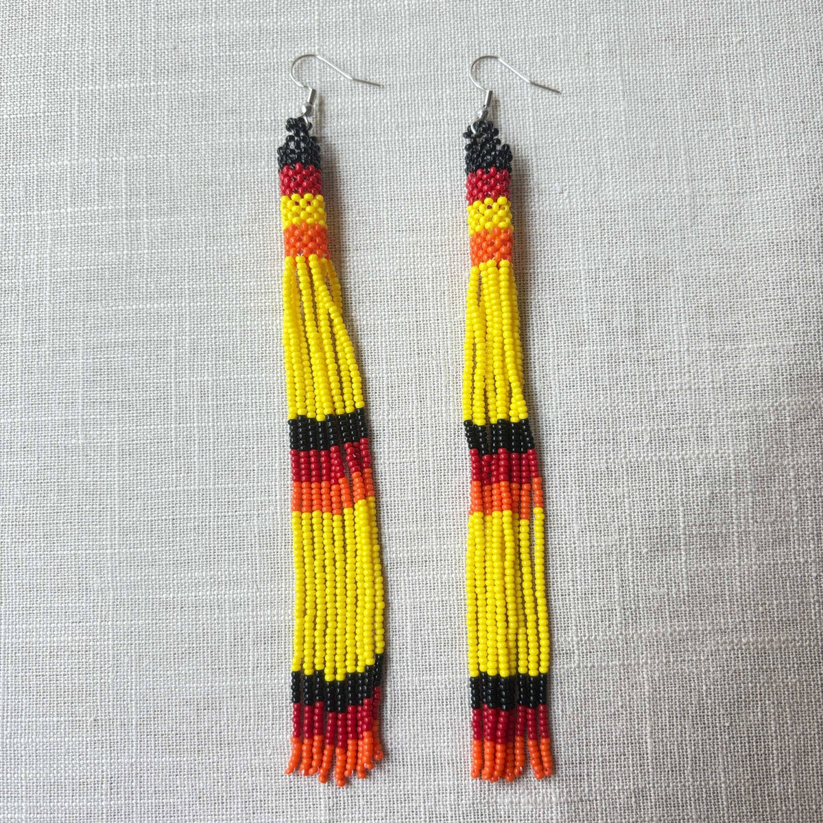 Brincos em contas de vidro (Miçanga) - amarelo preto vermelho e laranja