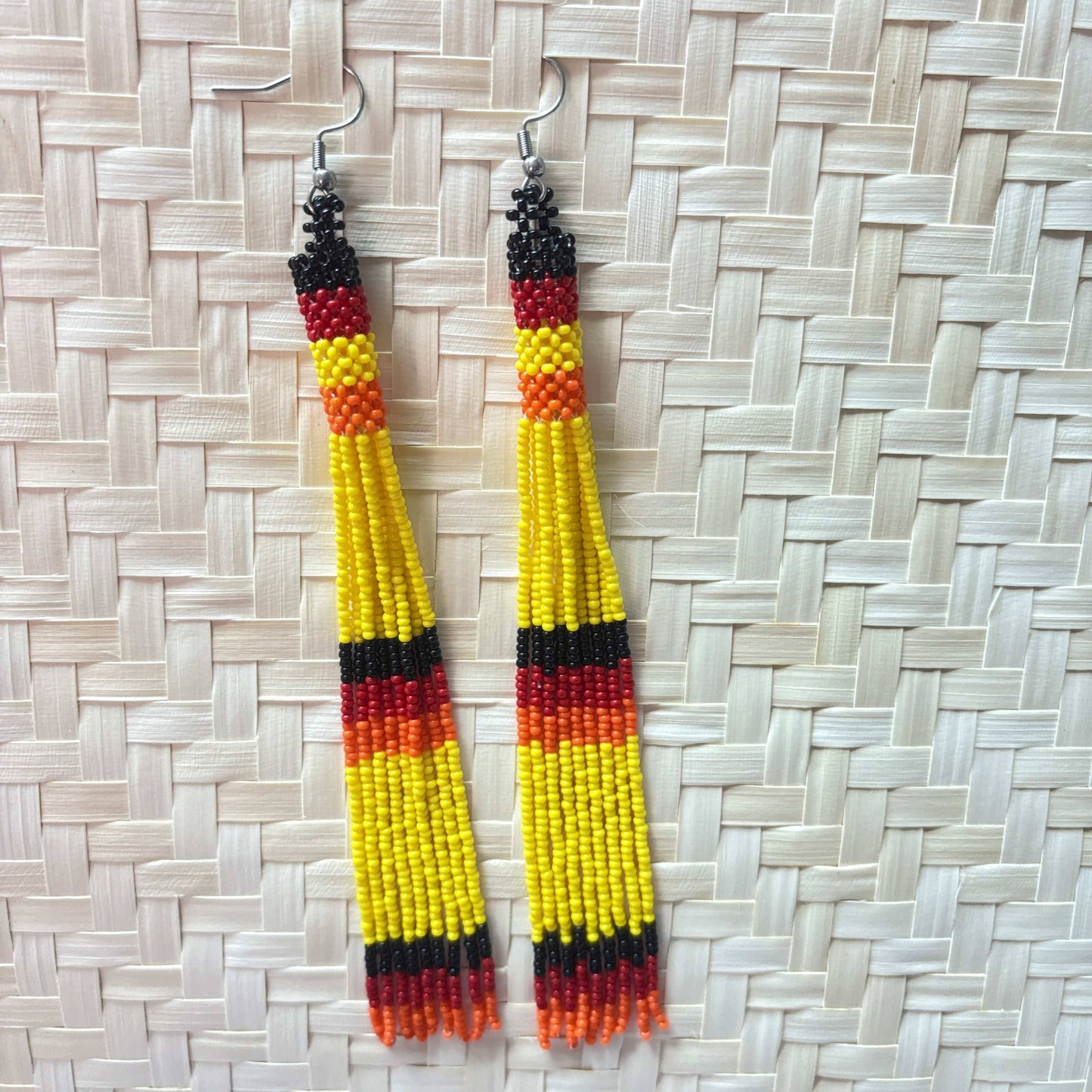 Boucles d'oreilles Miçanga - jaune noir rouge et orange - Ethnie Kayapo Boucles d'oreilles Ethnie Kayapo, localisée dans l'état du Pará au nord du Brésil