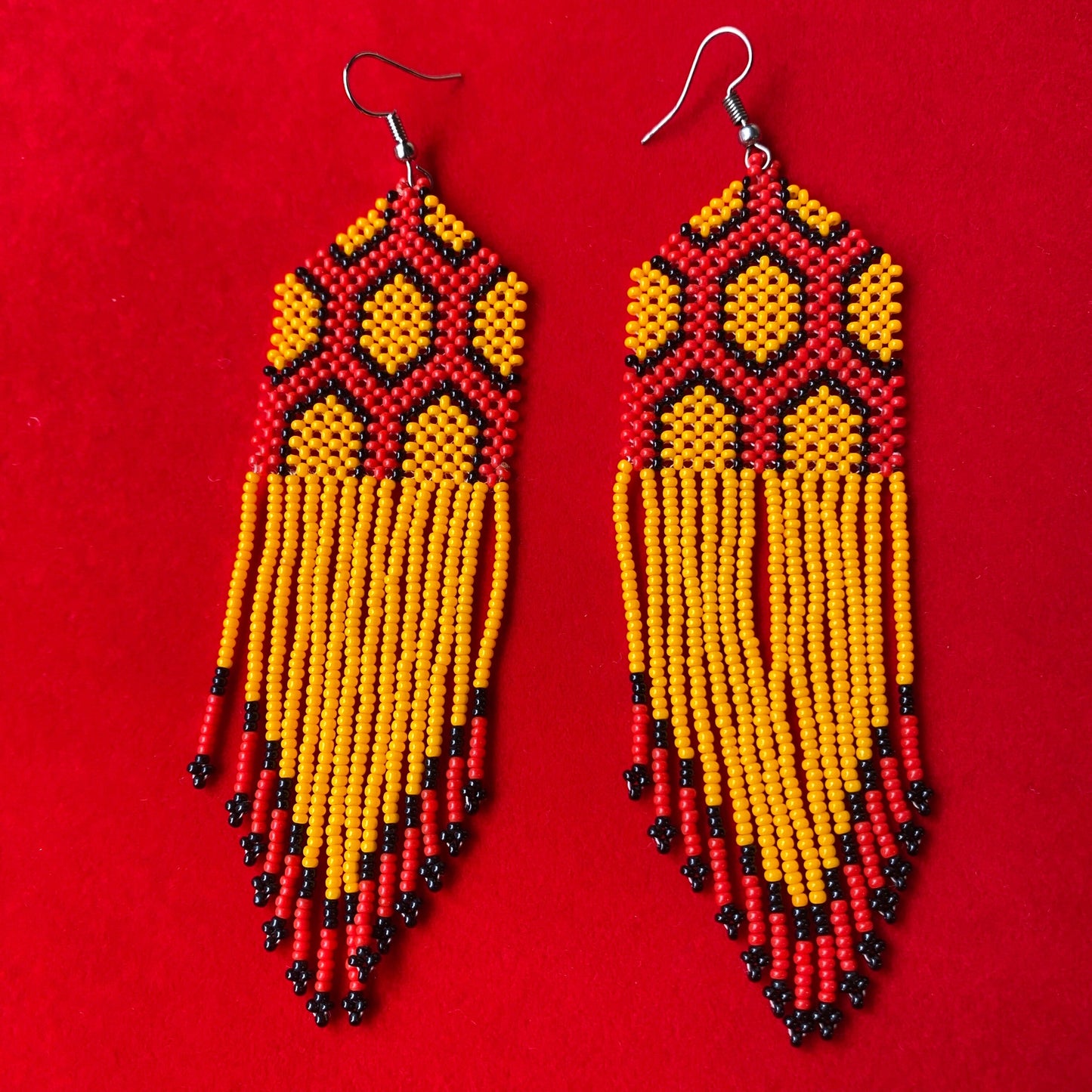 Boucles d'oreilles Miçanga - orange et rouge - Ethnie Kayapo Boucles d'oreilles Ethnie Kayapo, localisée dans l'état du Pará au nord du Brésil