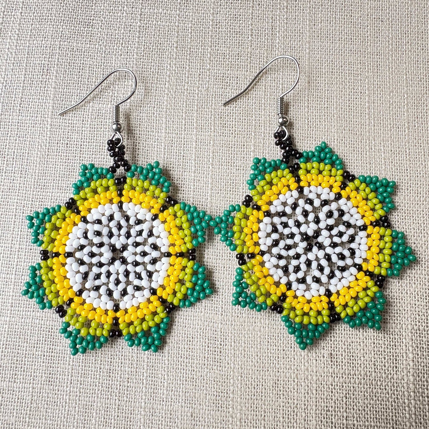Boucles d'oreilles perles de verre (Miçanga) - motif fleur - Vert blanc et jaune - Ethnie Wai Wai Boucles d'oreilles Ethnie Wai Wai localisée dans les états de l' Amazonas, Pará et Roraima dans le Nord du Brésil.