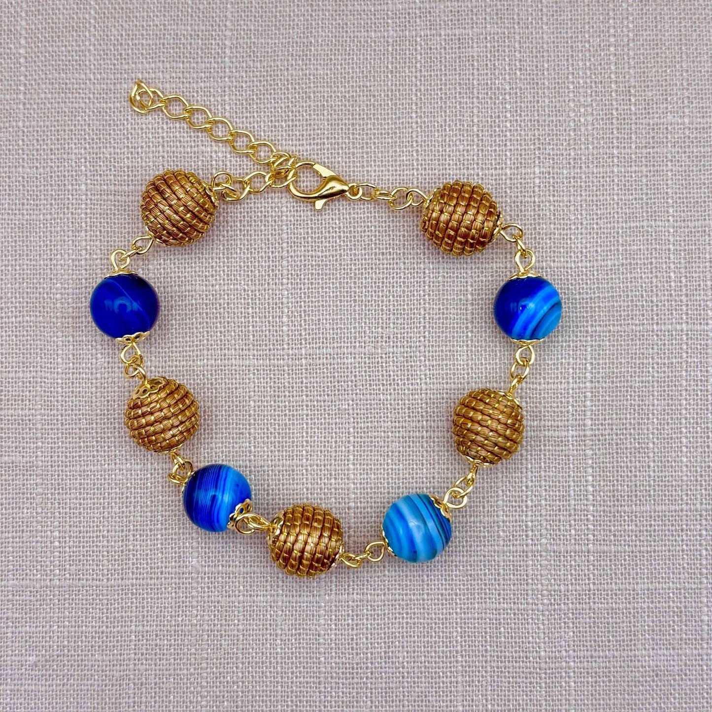 Bracelet Capim Dourado - boules et pierres naturelles Agate bleue Bracelet Artisan local travaillant le Capim Dourado dans l'état du Tocantins au centre-est du Brésil