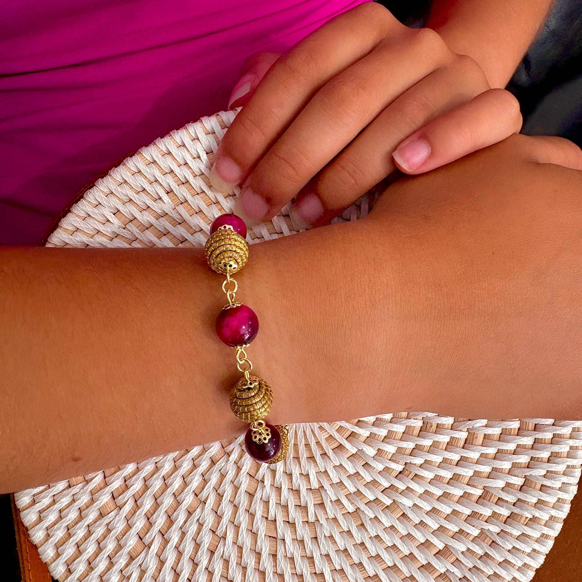 Pulseira Capim Dourado - esferas e pedras naturais Olho-de-tigre Rubi